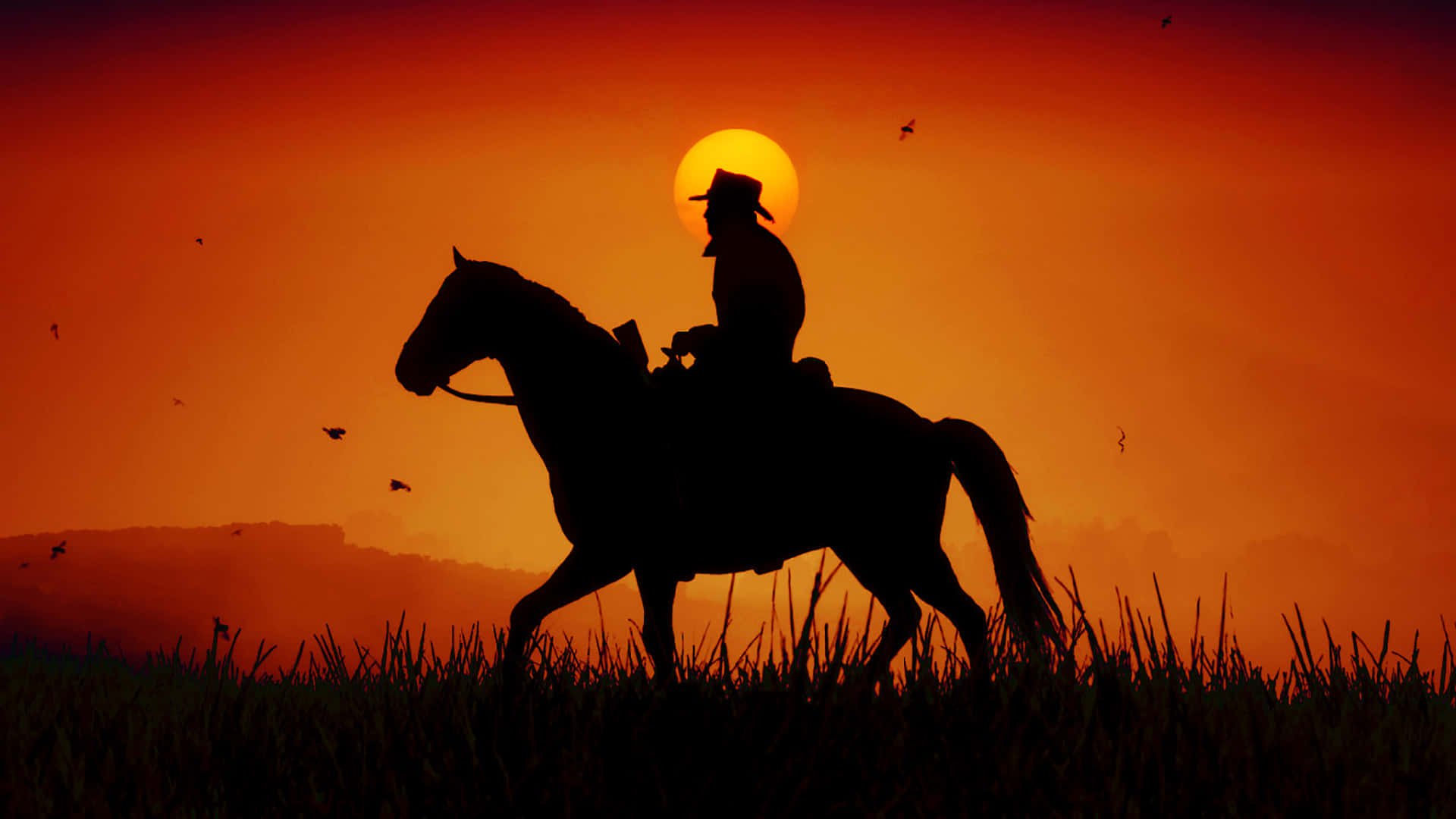 《Red Dead Redemption 2》1920x1080警長騎馬風景 壁紙 — 牛仔騎馬穿過田野的剪影，背景是日落時分，鳥兒在火紅的橙色天空中飛翔。