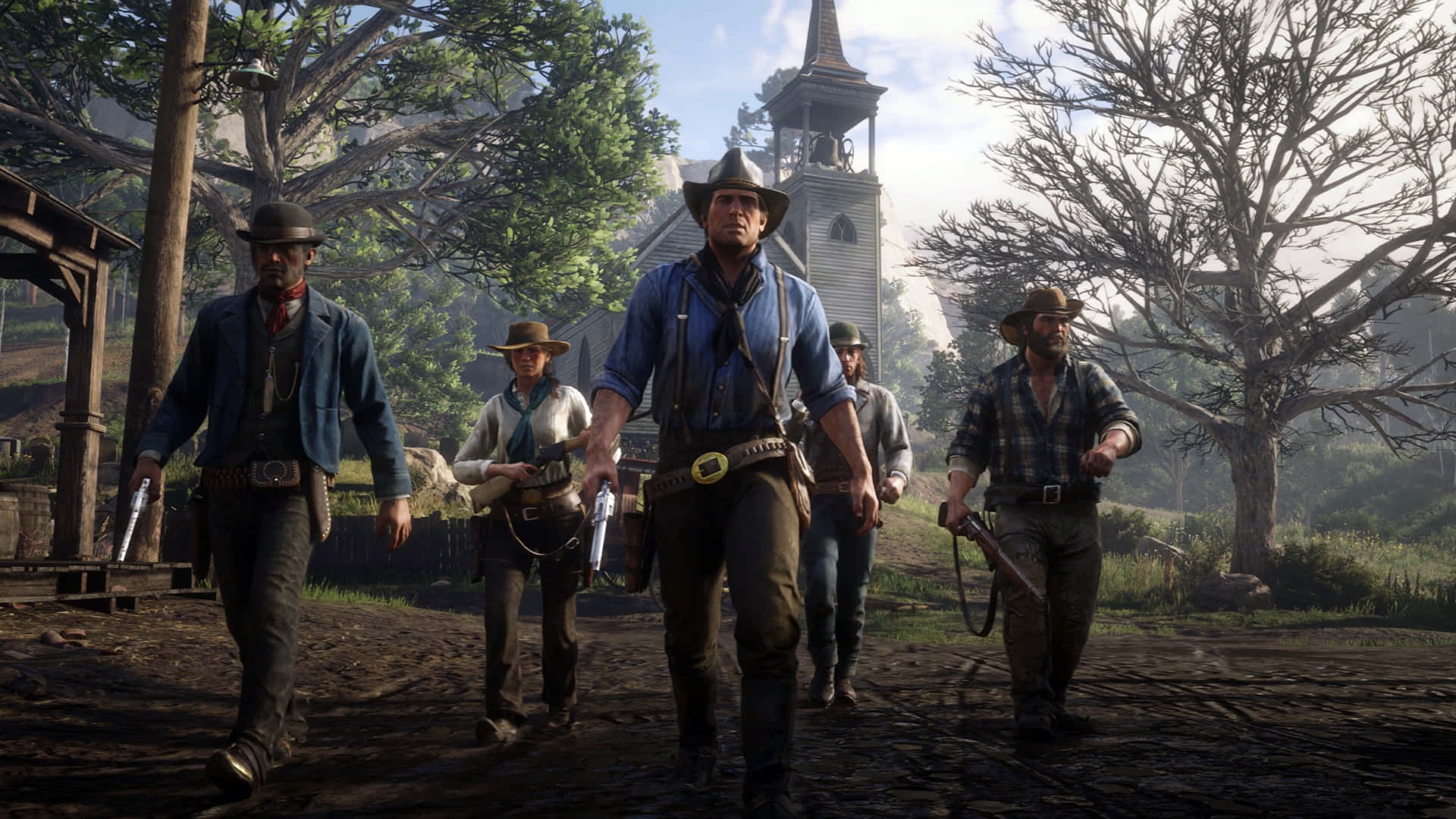 《Red Dead Redemption 2》1920x1080背景中的警長群像 壁紙 — 四名武裝牛仔身穿塵土飛揚的邊境服裝，在明亮的日光下沿著一條泥路堅定地走過教堂和木結構建築。