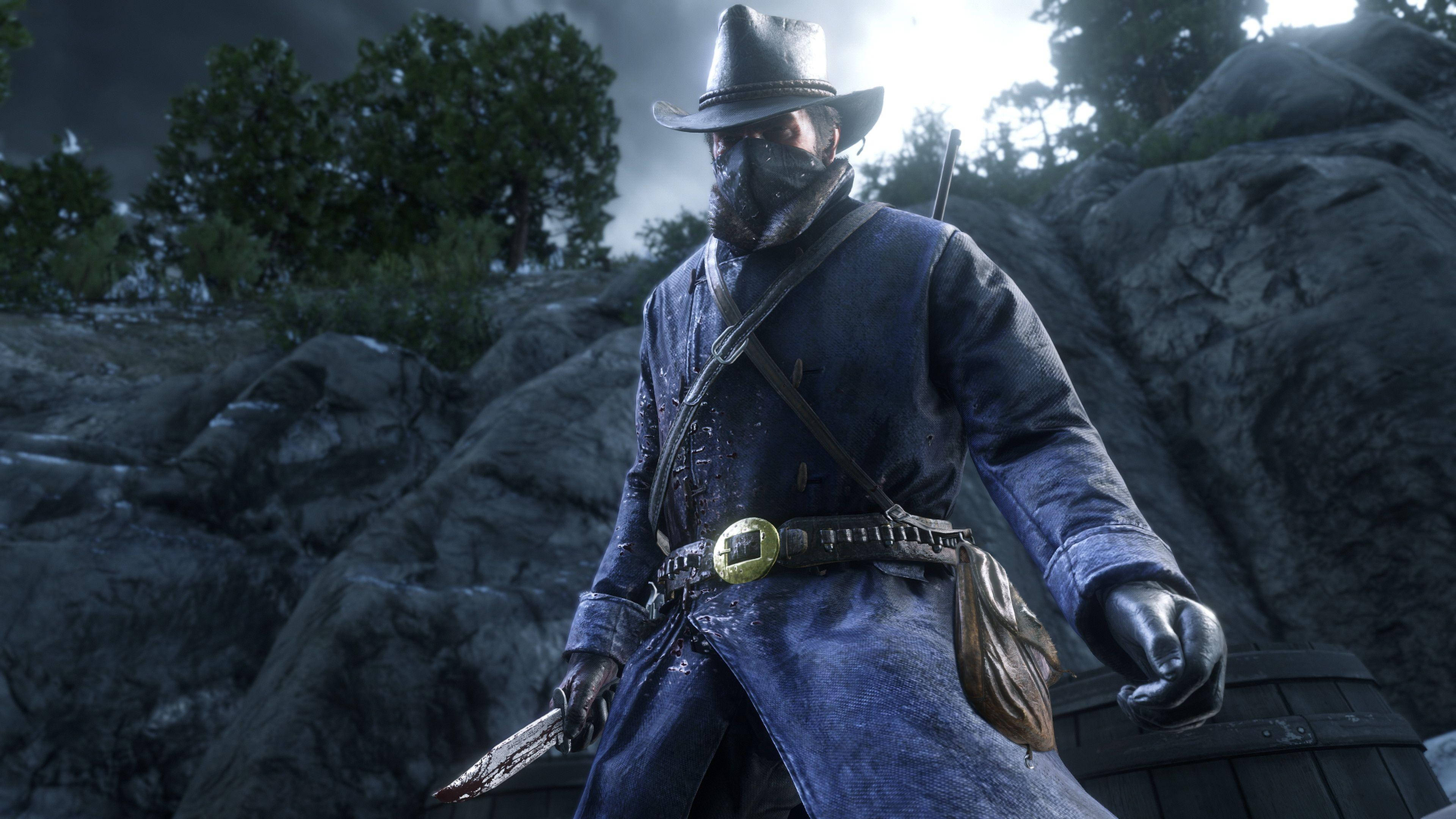 Red Dead Redemption 2 4K 紫袍角色 壁紙 — 一個戴面具的牛仔穿著藍色外套，在風暴岩石背景下手持刀具，蓄勢待發。