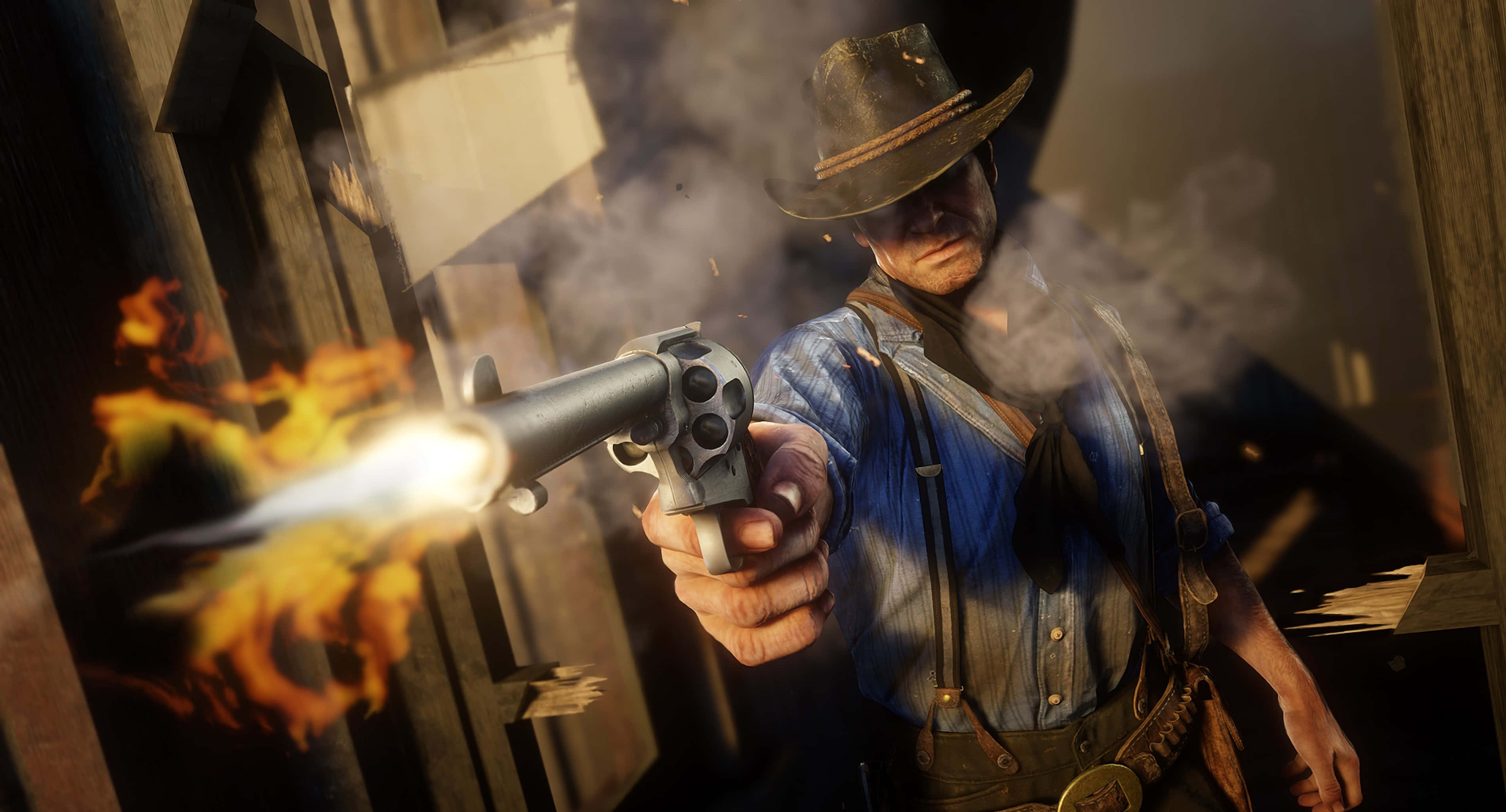 《Red Dead Redemption》4K 閃槍場景 壁紙 — 一個身穿藍色襯衫、戴著帽子的牛仔，在木造建築中開槍，槍管噴出火焰和煙霧。