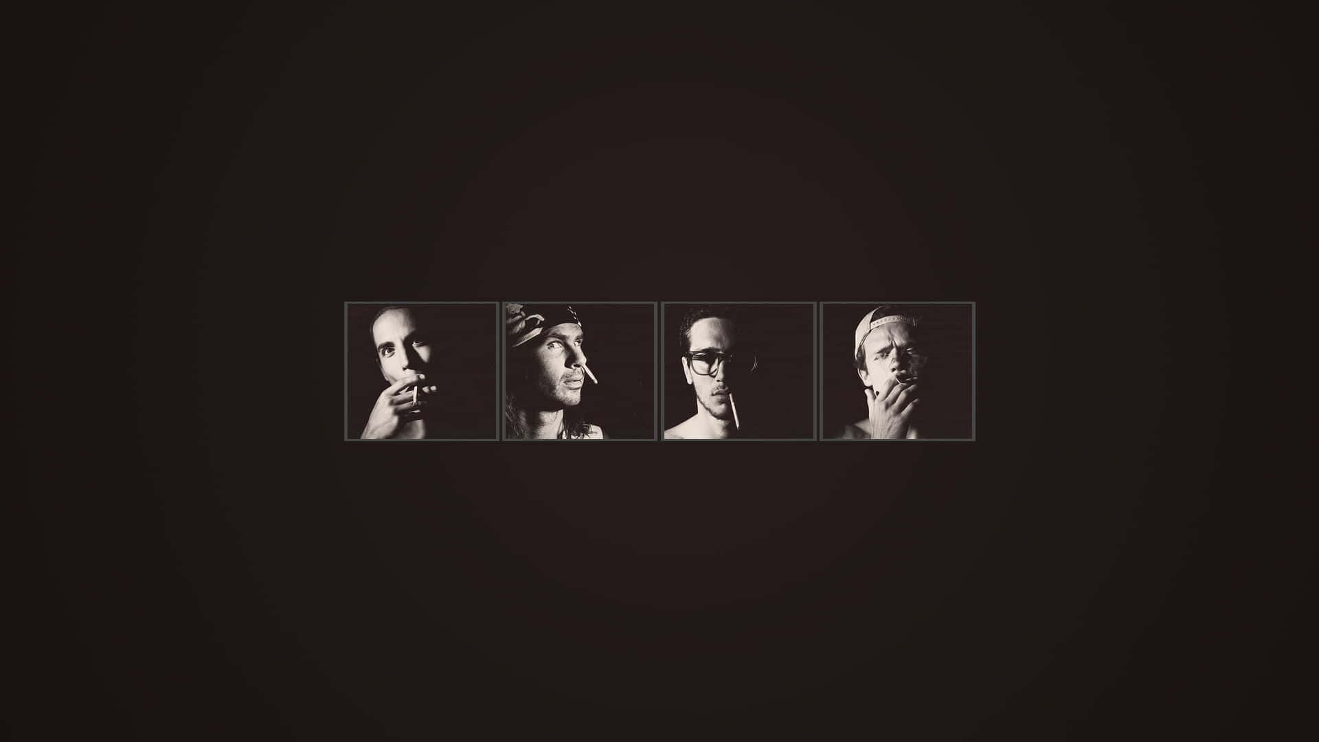四張黑白肖像照中的男士在深色背景前吸煙。