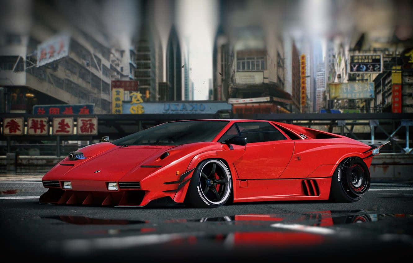 Lamborghini Countach 桌布 壁紙 — 一輛鮮紅色的林寶堅尼Countach配備定制寬體套件，在霓虹燈牌和高樓大廈下的濕滑城市街道上佔據主導地位。