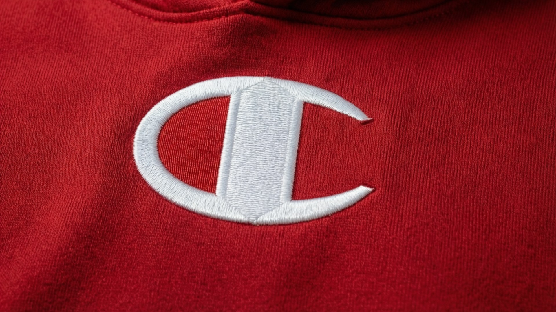 紅色衛衣，胸前有白色刺繡Champion標誌
