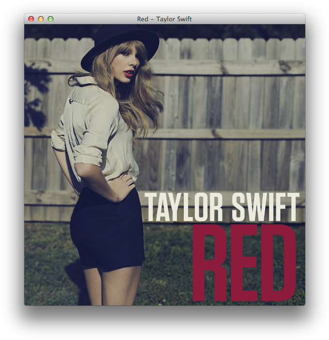 泰勒絲《Red》專輯封面 壁紙 — Taylor Swift 自信地擺姿勢，戴著黑色帽子，穿著深色裙子，背景是風化的木柵欄，在明亮的日光下。