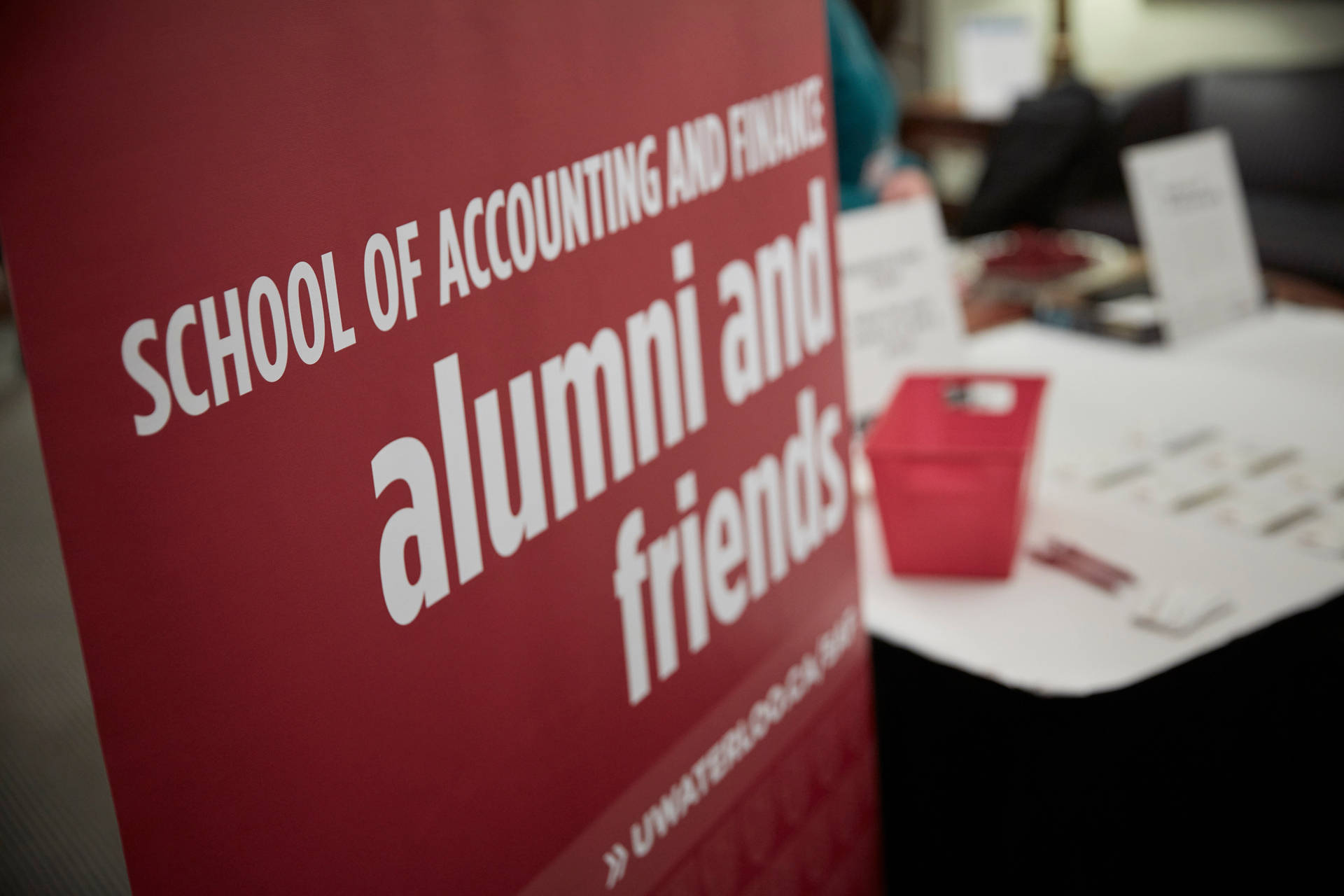 在校園聚會中，為School of Accounting and Finance的校友和朋友活動的紅色標誌。
