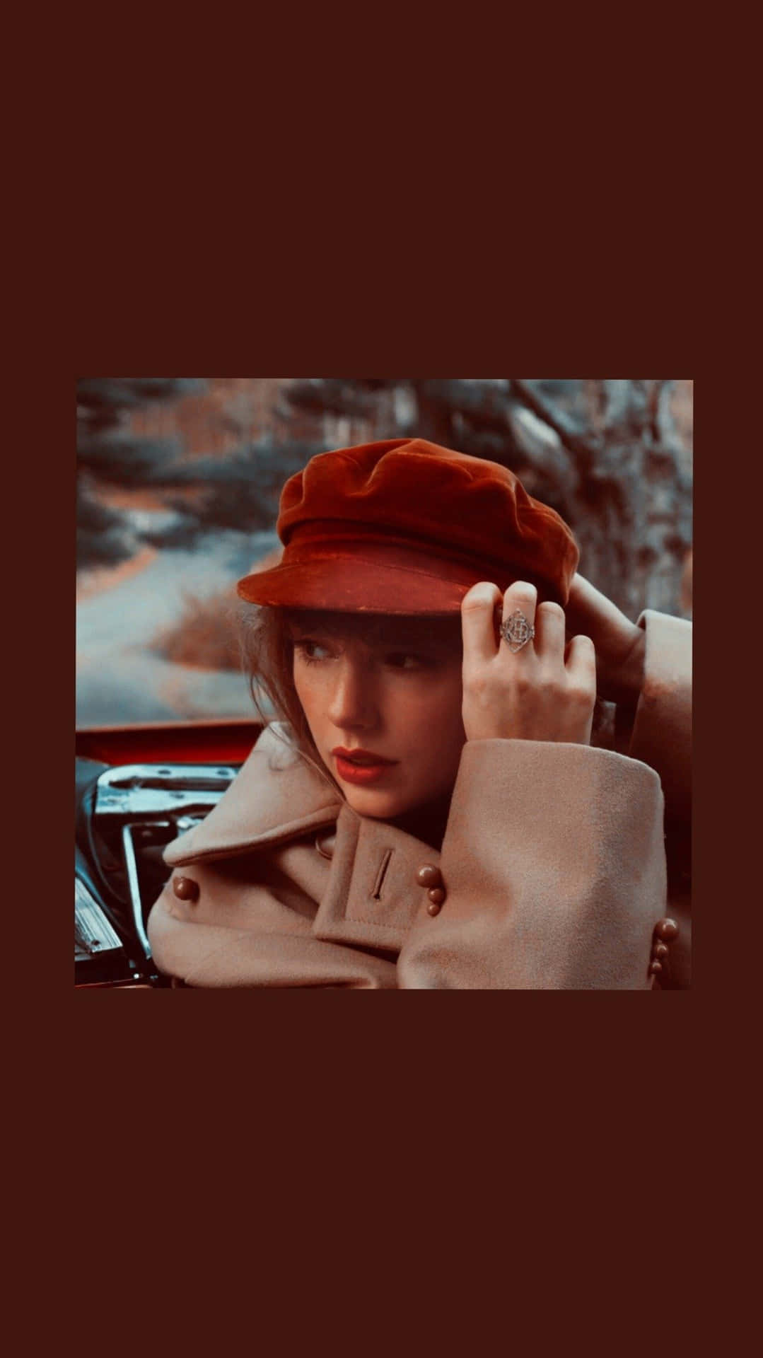 戴紅帽、穿米色外套的女性，在秋日環境中站在復古汽車旁。