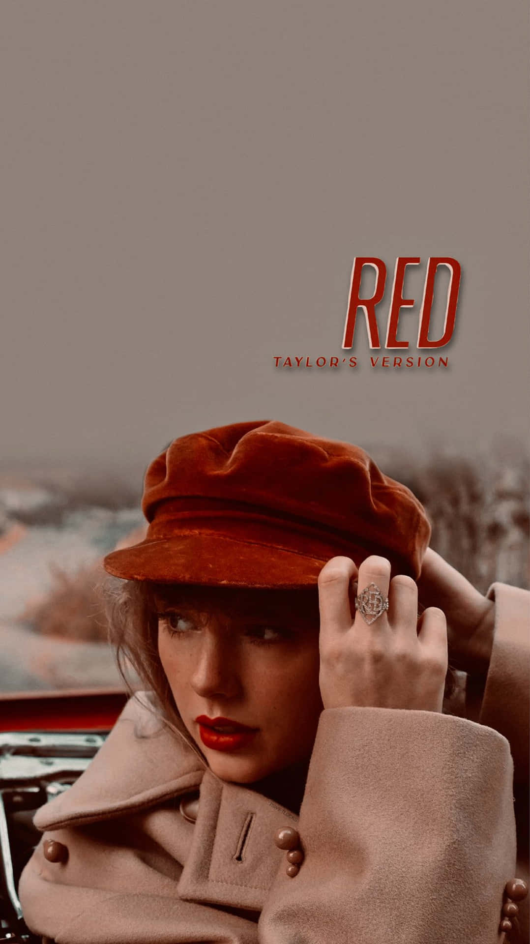 Taylor Swift 戴紅帽穿米色外套，站在有專輯文字的復古車旁。