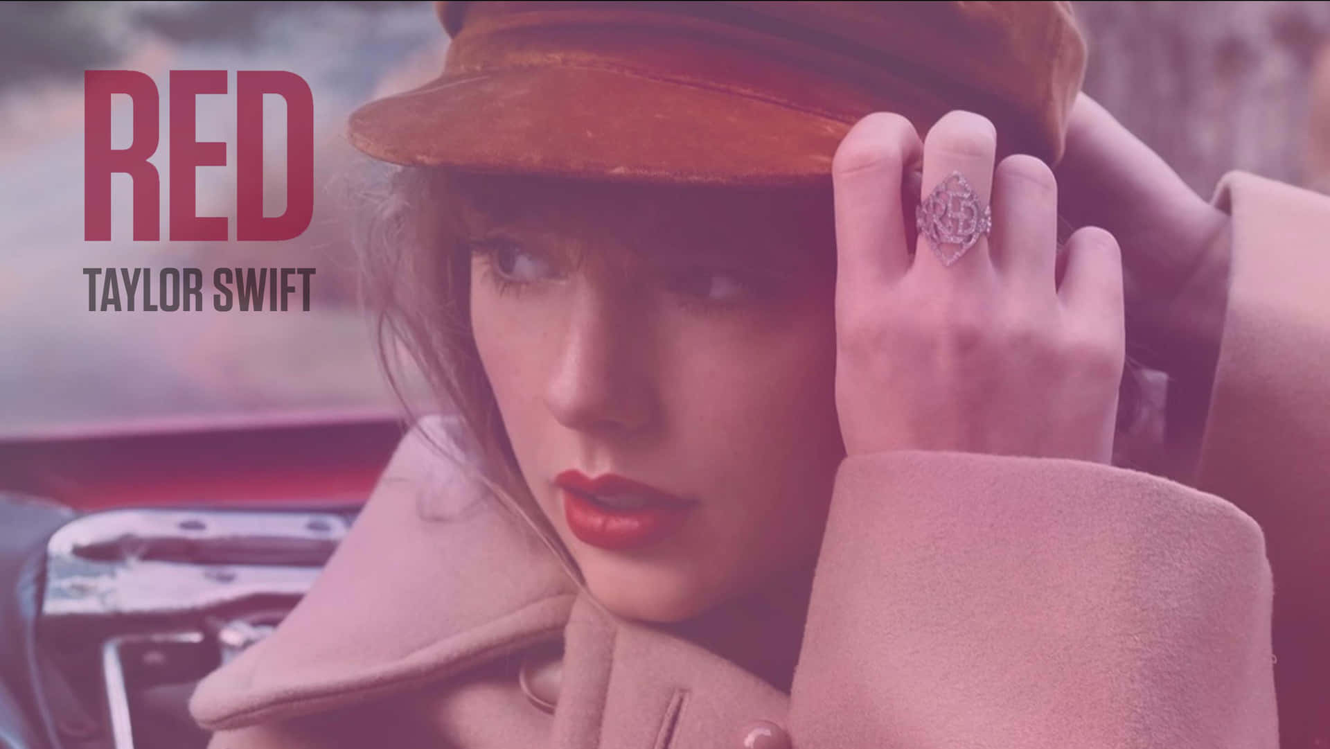 Red Taylor’s Version — 音樂的重新詮釋 壁紙 — Taylor Swift 身穿粉紅色外套和棕色帽子，戴著一個大膽的戒指，靠在一輛紅色汽車上，沐浴在柔和的粉紅色和紅色調中。