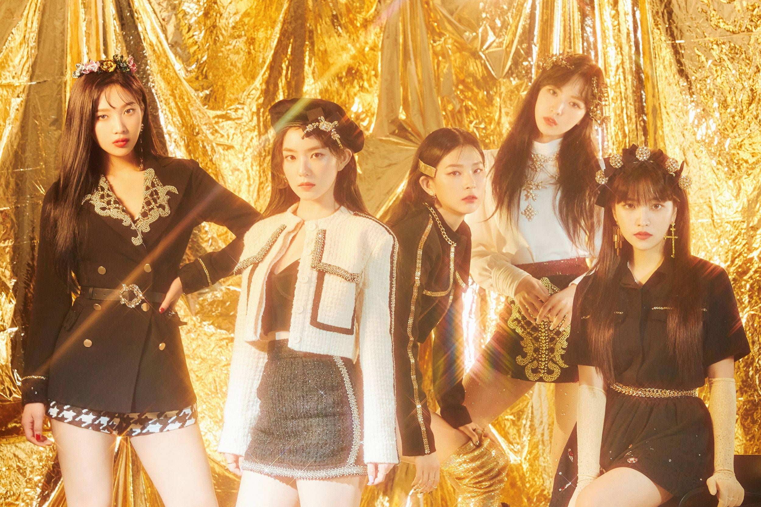 Red Velvet Sheesh-Gold 主題 壁紙 — 五位時尚女性在閃爍的金箔背景和戲劇性的鏡頭光暈中自信地擺姿勢。