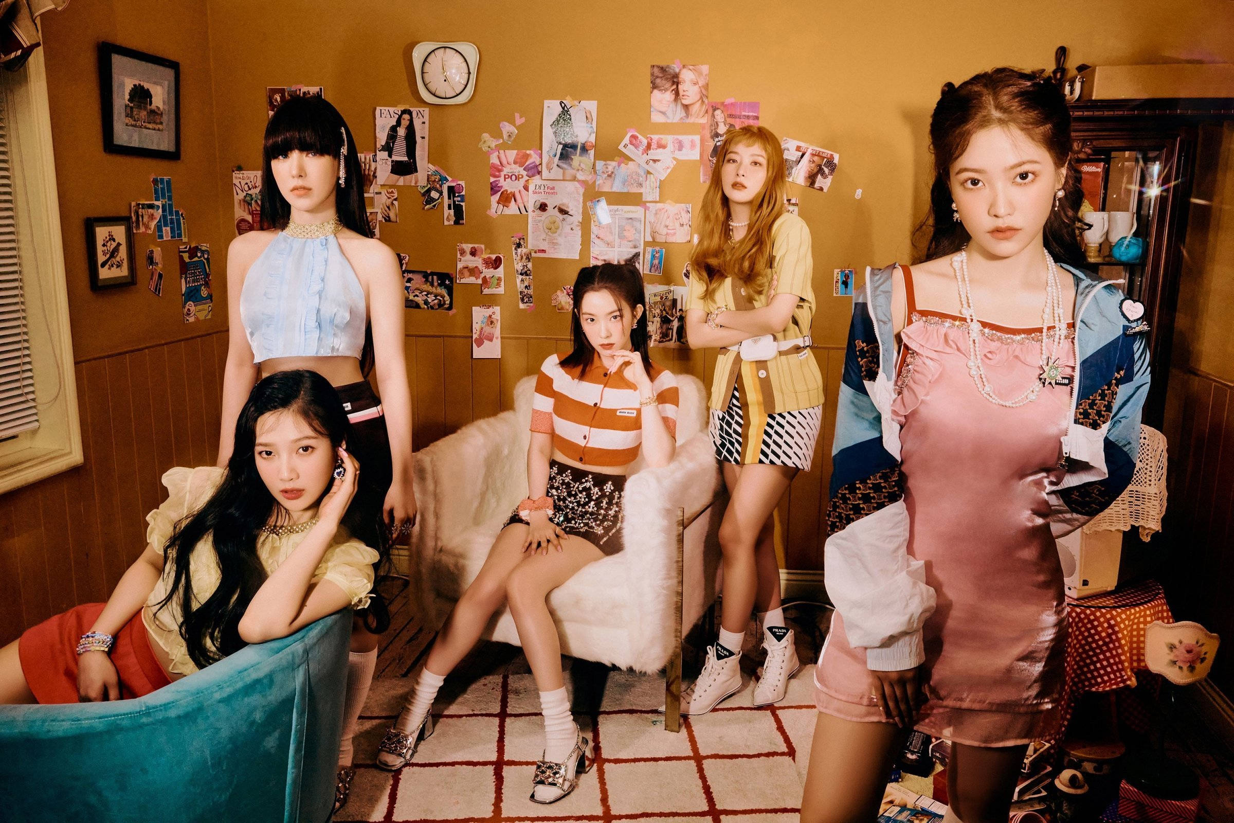 Red Velvet 的 Sheesh 舊式概念 壁紙 — 五位時尚女性在一個溫暖燈光、雜亂的復古臥室中自信地擺姿勢，房間裡充滿了海報和折衷的裝飾。