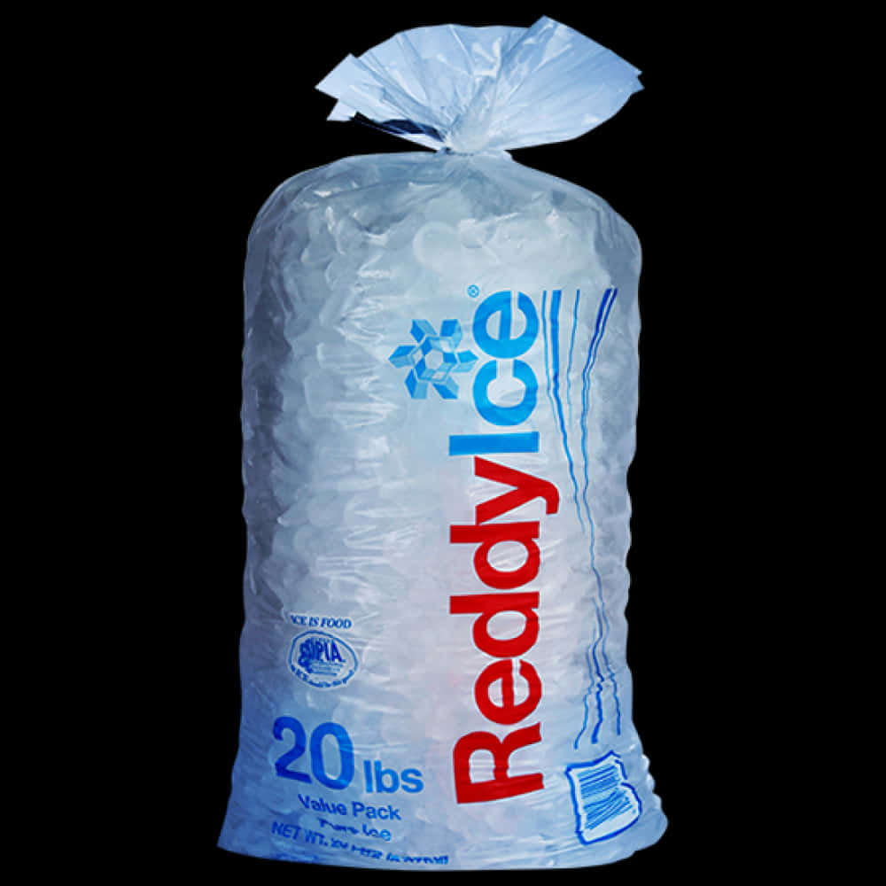 Reddy Ice 20磅袋裝冰 壁紙 — 一個20磅的Reddy Ice冰塊袋，透明塑膠包裝，黑色背景。