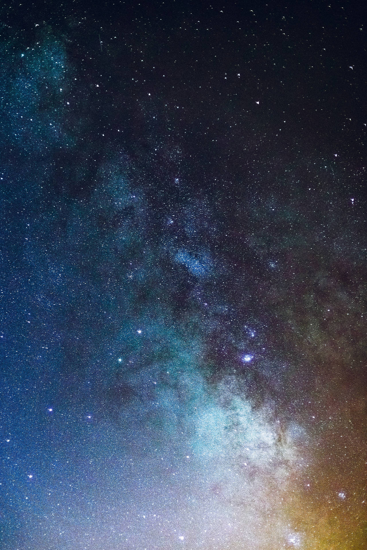 銀河系，帶有深藍色和橙色色調的星星和宇宙雲。