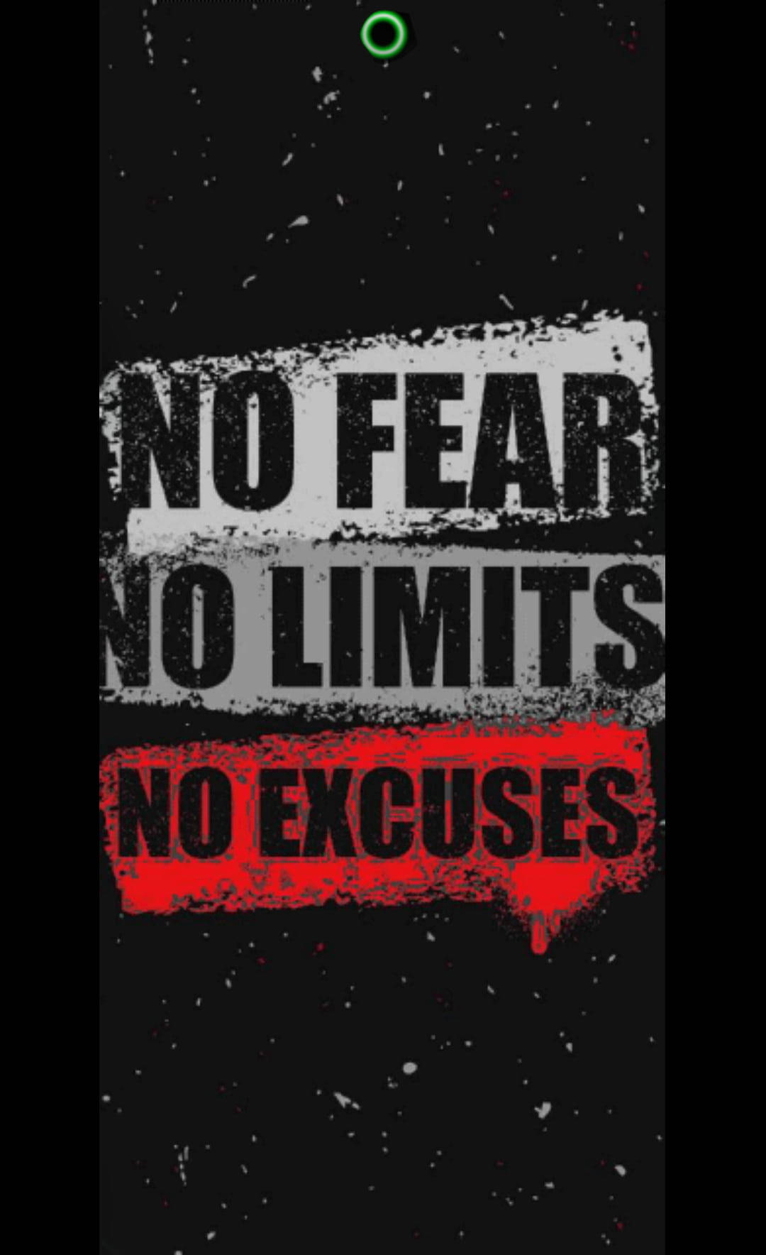 強大且多功能的 Redmi Note 9 穿孔設計 壁紙 — 大膽的勵志文字 no fear no limits no excuses 以磨損的黑、紅、白色呈現於斑點黑色背景上。
