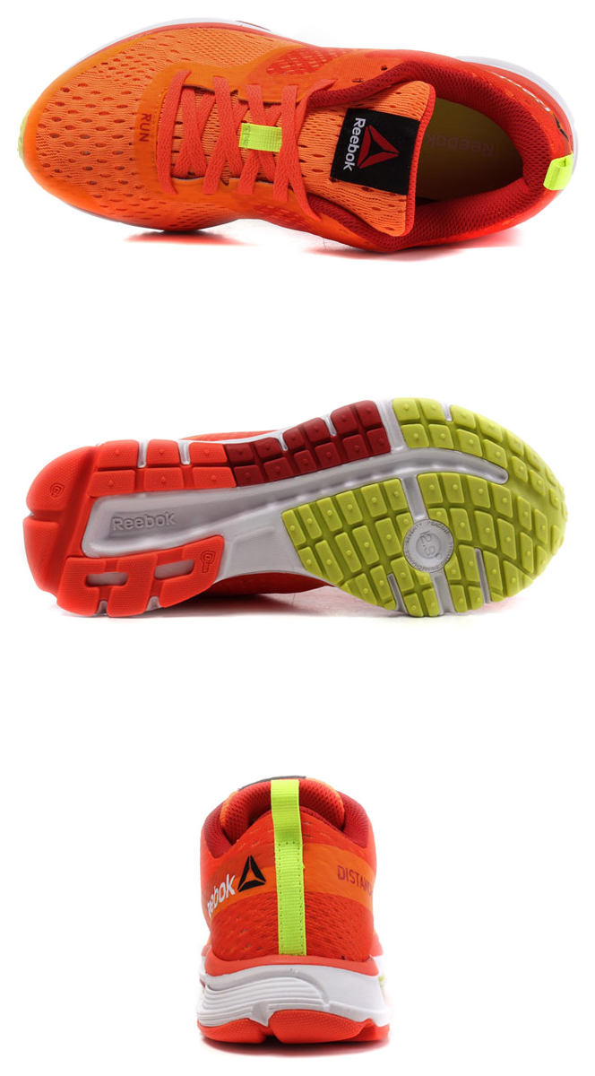 Reebok 橙色跑步鞋多角度視圖 壁紙 — 鮮橙色 Reebok 跑鞋從頂部、底部和後方角度顯示在黑色背景上。