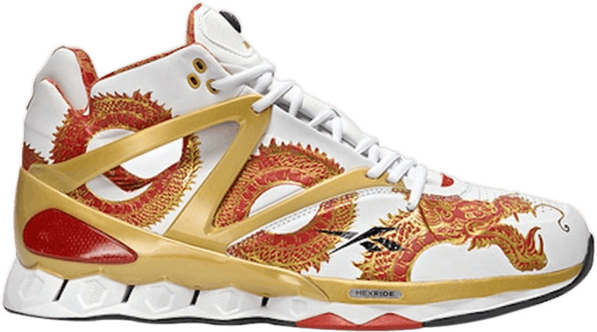 Reebok 龍紋設計運動鞋 壁紙 — 白色高筒運動鞋，飾有鮮豔的紅金色龍圖案，背景為黑色。