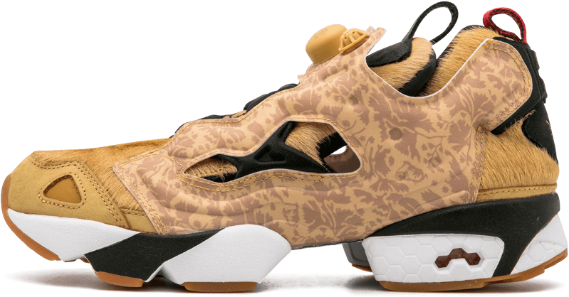 Reebok迷彩絨毛運動鞋 壁紙 — 一雙棕褐色和黑色圖案運動鞋，帶有毛皮裝飾和厚實的白色鞋底，背景為黑色。