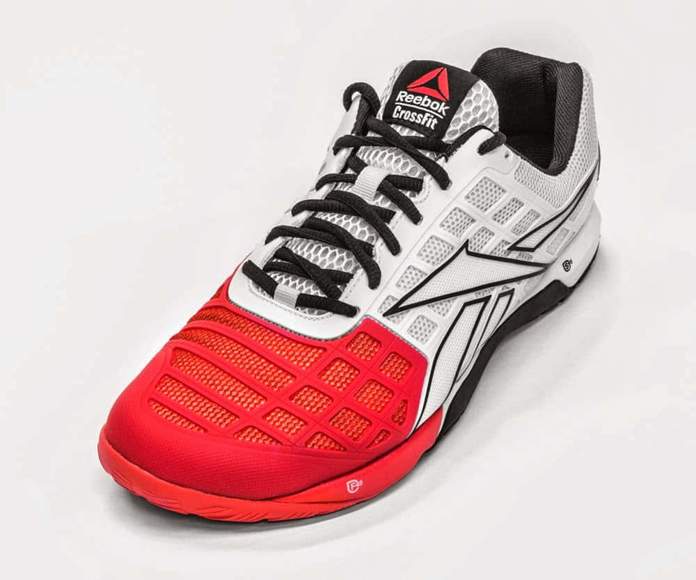 踏入Reebok的世界 壁紙 — 紅白黑三色Reebok CrossFit鞋，網眼質地，黑色鞋帶，純白背景。