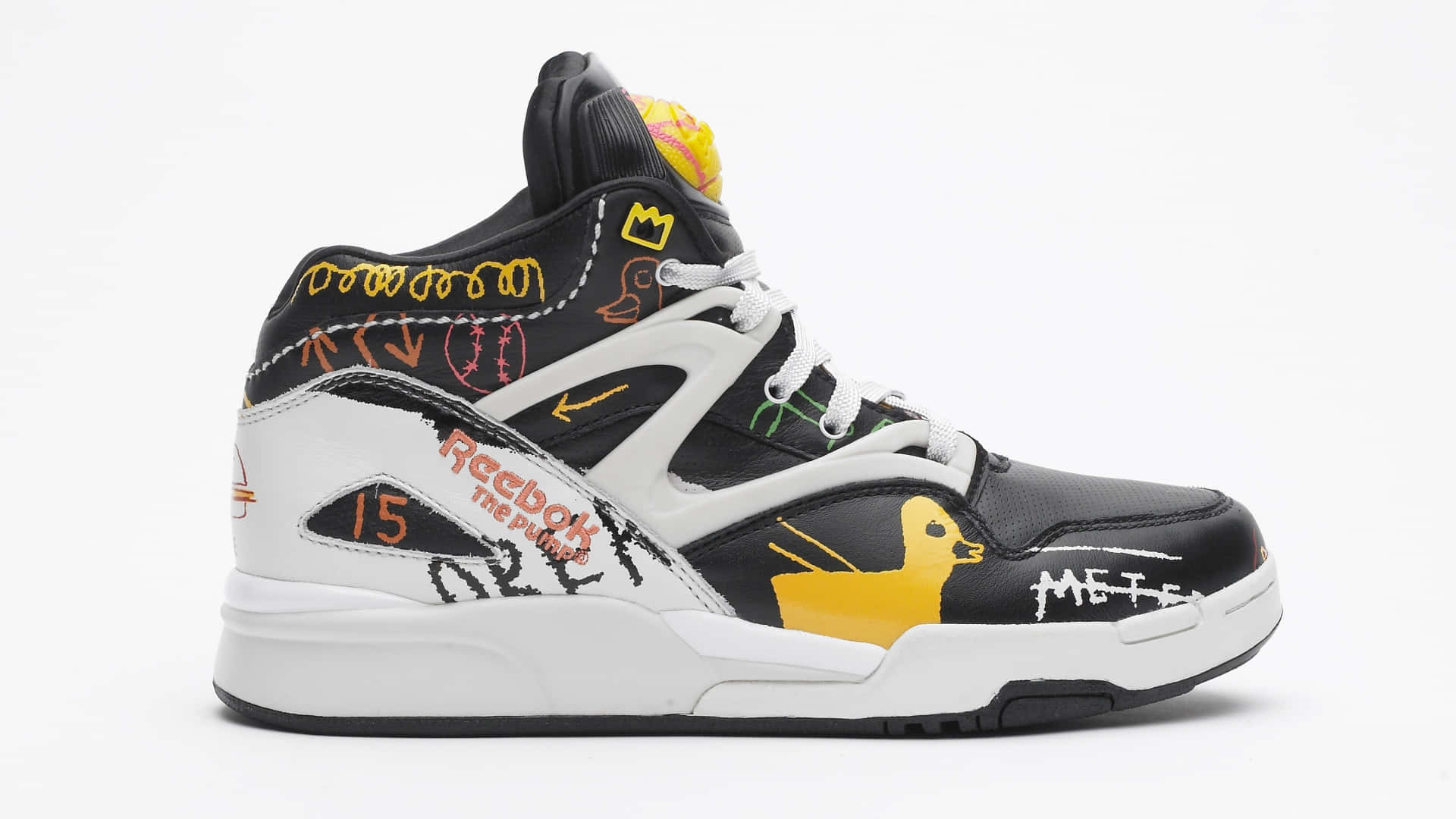以Reebok展現你的街頭時尚 壁紙 — 一雙高筒運動鞋，帶有黑、白、黃色的塗鴉風格藝術品，包括鴨子標誌和文字，背景為純白色。