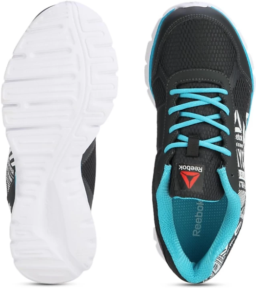 Reebok黑綠跑鞋 壁紙 — 黑色和藍綠色的Reebok跑鞋，從頂部和底部視角展示在白色背景上。