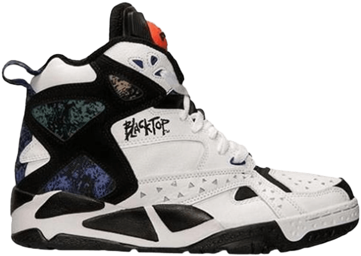 Reebok Blacktop 籃球鞋 壁紙 — 一對高筒籃球波鞋，帶有白色、黑色和藍色斑點細節，以及紅色拉環，背景為純黑色。
