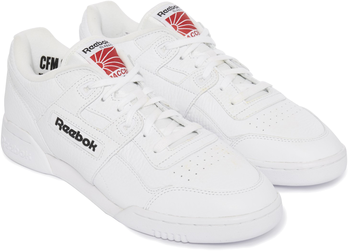 Reebok Classic 白色運動鞋 壁紙 — 一對純白色Reebok運動鞋，帶有紅色和黑色品牌標誌，背景為純黑色。