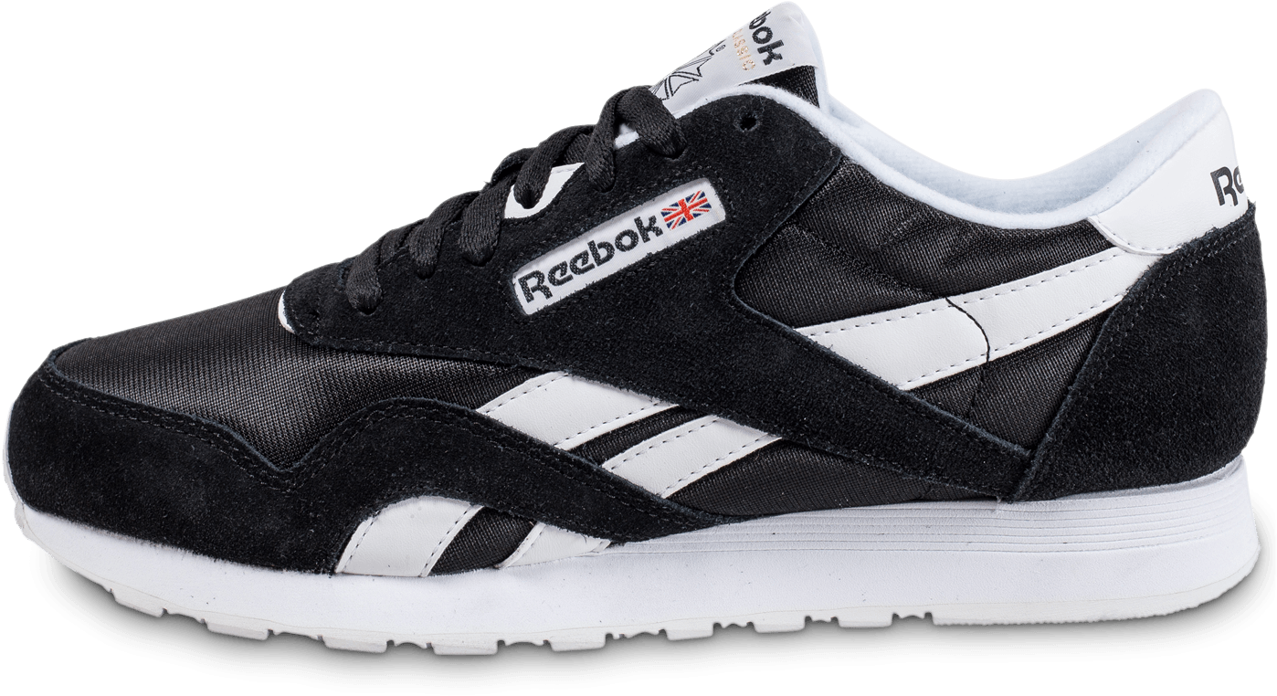 Reebok Classic黑白運動鞋 壁紙 — 一雙黑白 Reebok Classic 運動鞋，帶有 Union Jack 品牌標誌，在純黑色背景下以銳利的工作室細節展示。