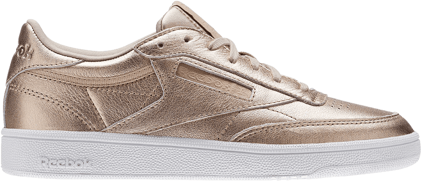 Reebok經典金色運動鞋 壁紙 — 金屬金色 Reebok Classic 運動鞋，白色鞋底，在黑色背景下的攝影棚燈光中展示。