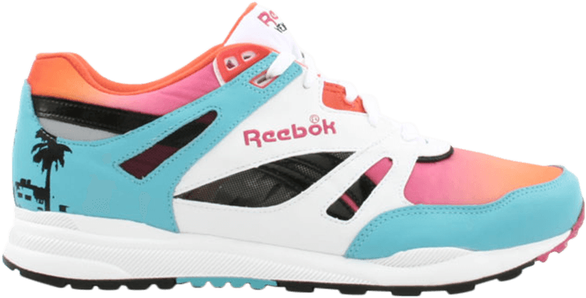 Reebok 色彩復古運動鞋 壁紙 — 一雙充滿活力的 Reebok 運動鞋，帶有漸變粉紅橙色和藍綠色面板，鞋跟處有棕櫚樹圖案。