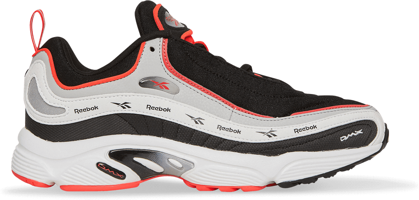 Reebok經典黑白運動鞋 壁紙 — 一雙黑色、灰色和紅色的Reebok DMX運動鞋，帶有醒目的品牌標誌和厚底，襯托在純黑背景上。