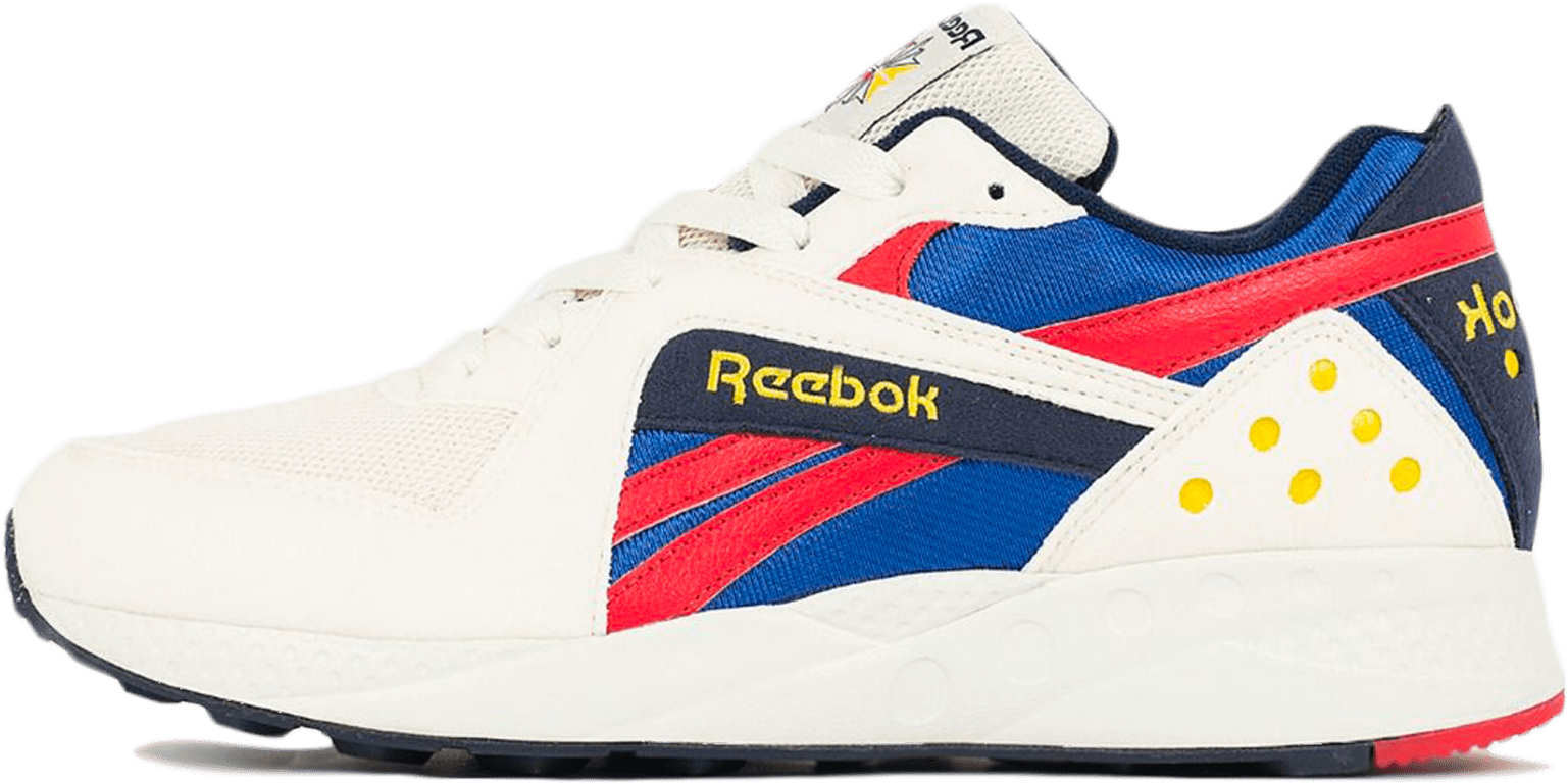 彩色Reebok經典運動鞋 壁紙 — 一對白色 Reebok 運動鞋，帶有鮮明的藍色、紅色和黃色點綴，在黑色背景下呈現銳利細節。