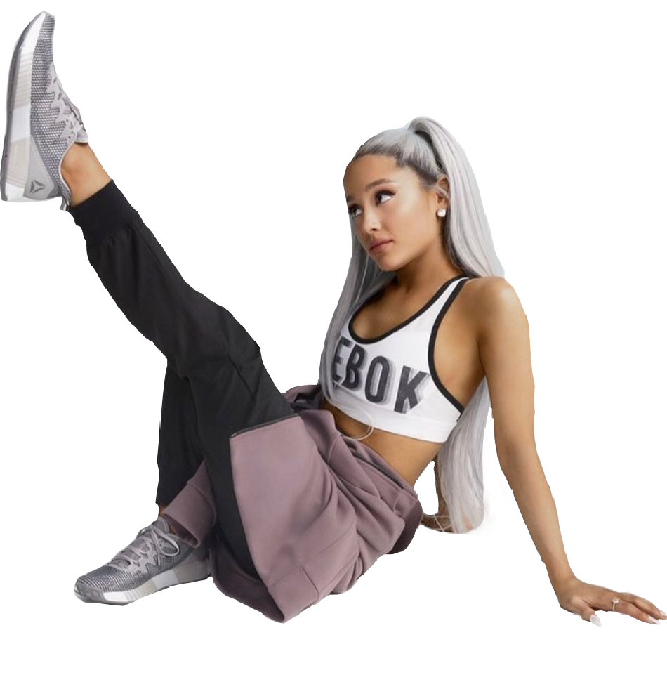 Reebok品牌運動服飾與鞋款 壁紙 — Ariana Grande 身穿運動服，在純黑背景前擺出動感姿勢，其中一條腿高高伸展。