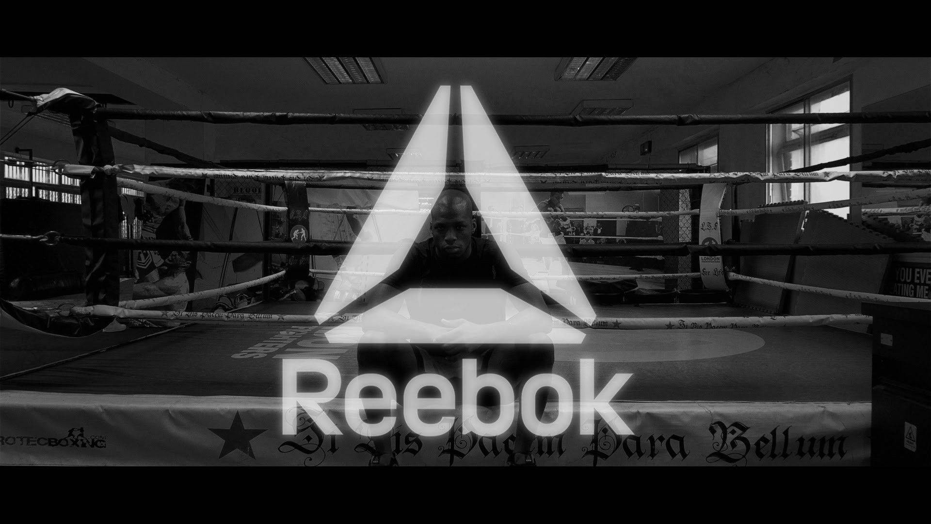 拳擊手在拳擊擂台上，帶有Reebok標誌疊加。