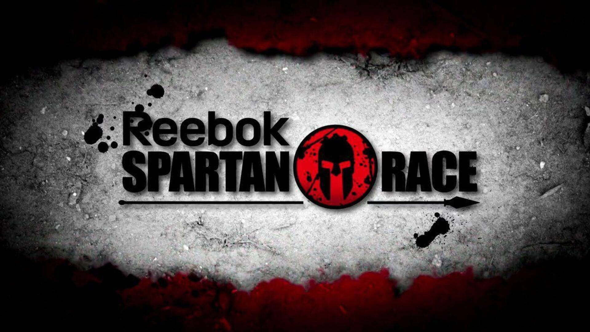 Reebok Spartan Race 標誌位於紋理背景上，帶有紅色點綴。