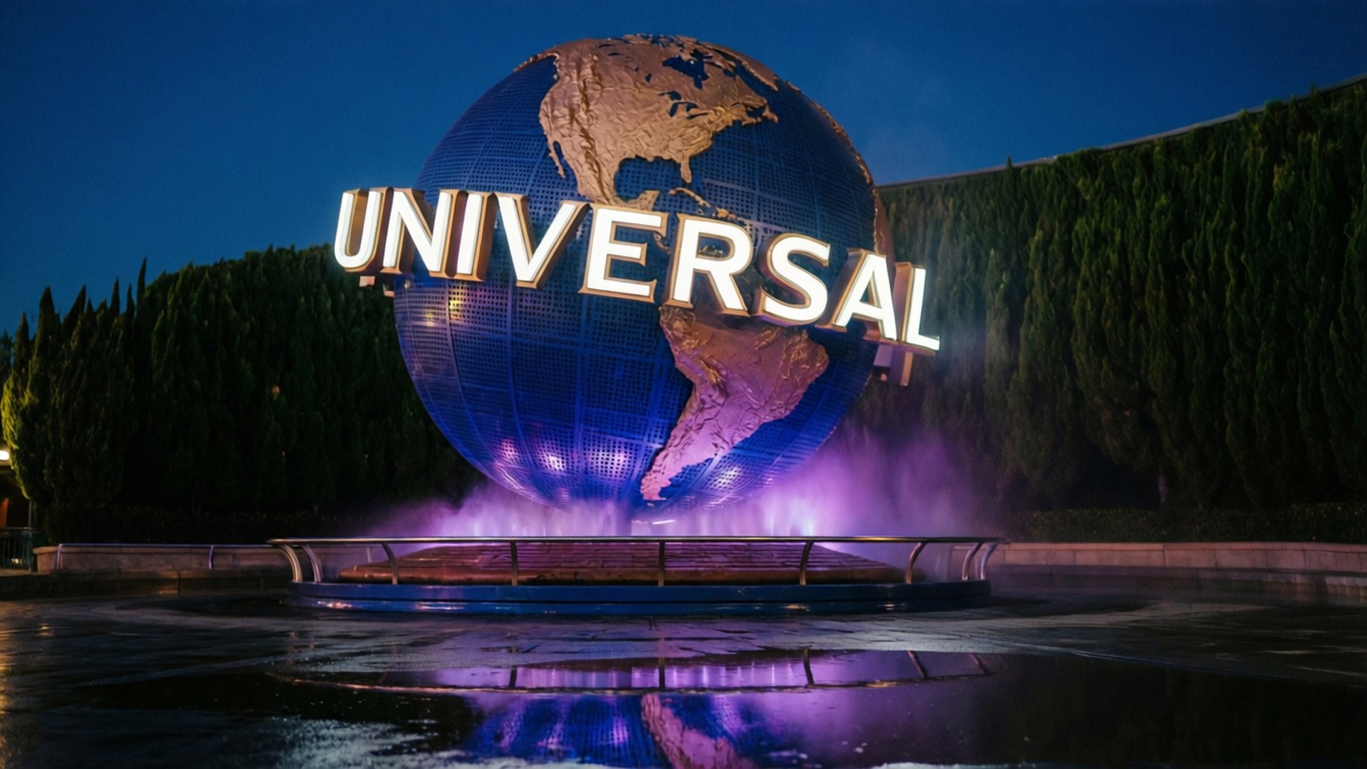 Universal地球儀在夜晚被紫色燈光照亮，倒映在樹木環繞的濕潤噴泉中