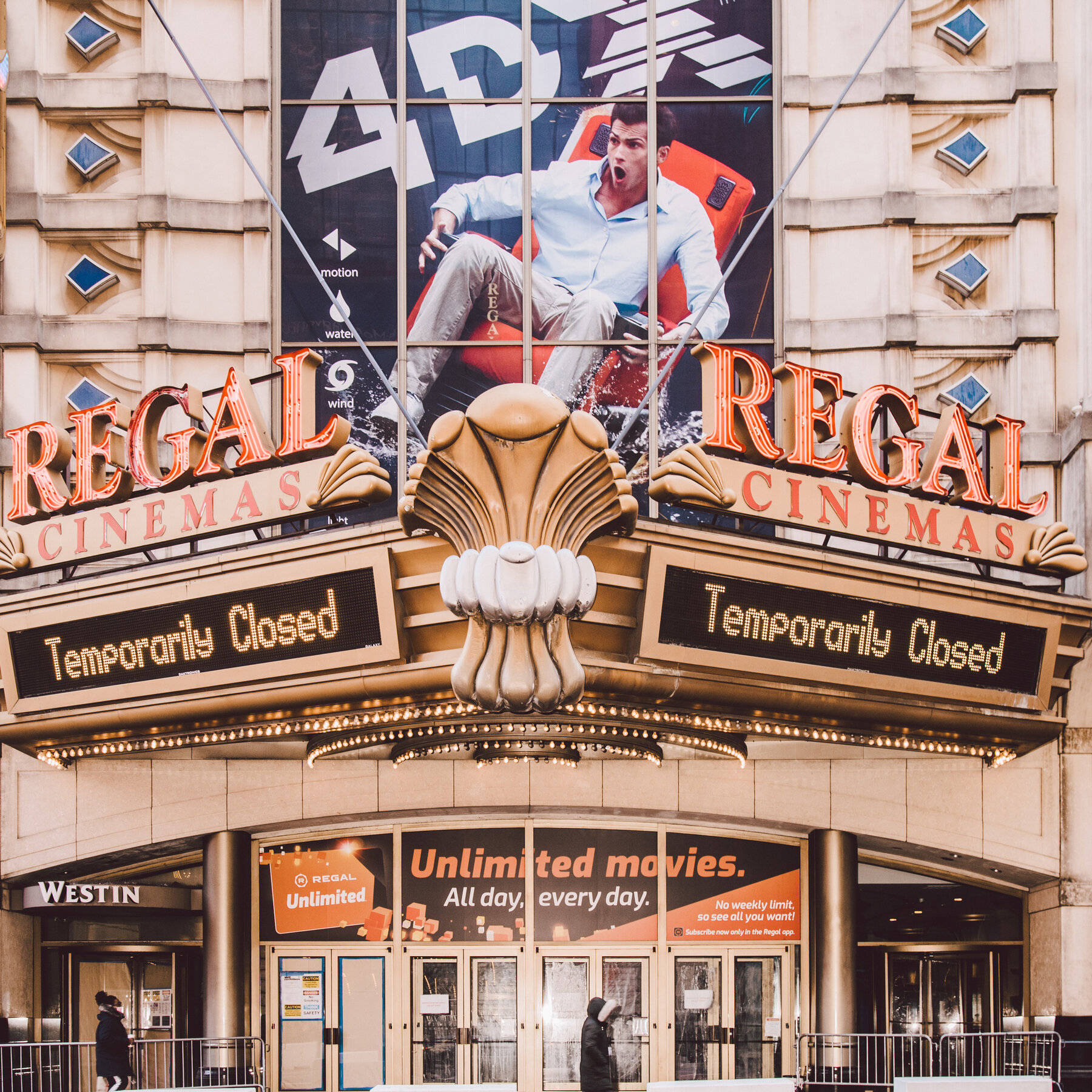 Regal Cinemas 戲院入口，帶有「暫時關閉」標誌和電影海報。