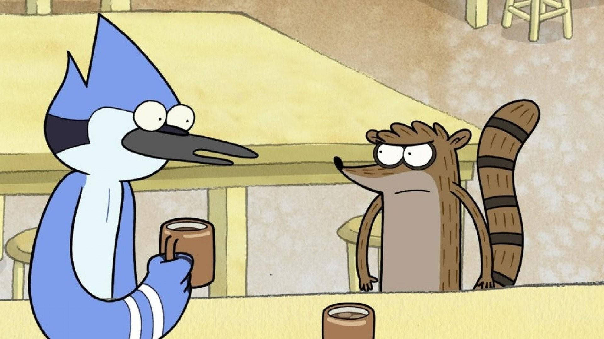 《Regular Show》中的莫德凱與里吉比 壁紙 — 一隻藍松鴉和一隻浣熊坐在吧檯前，手持馬克杯，呈現卡通場景。