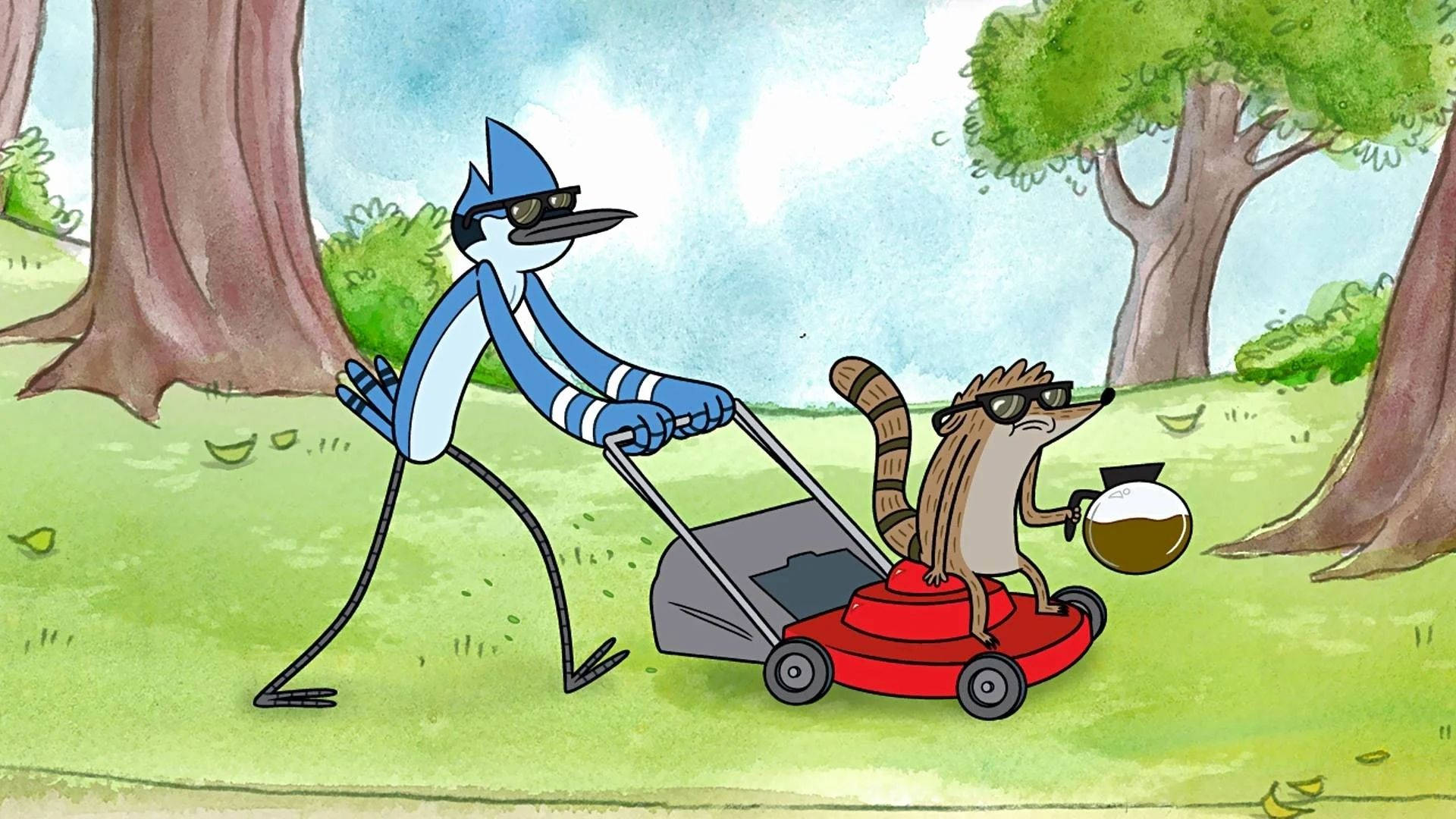 Regular Show 冷酷墨鏡 壁紙 — 一隻藍鳥和一隻戴太陽眼鏡的浣熊在明亮的天空下用紅色割草機一起修剪草地。