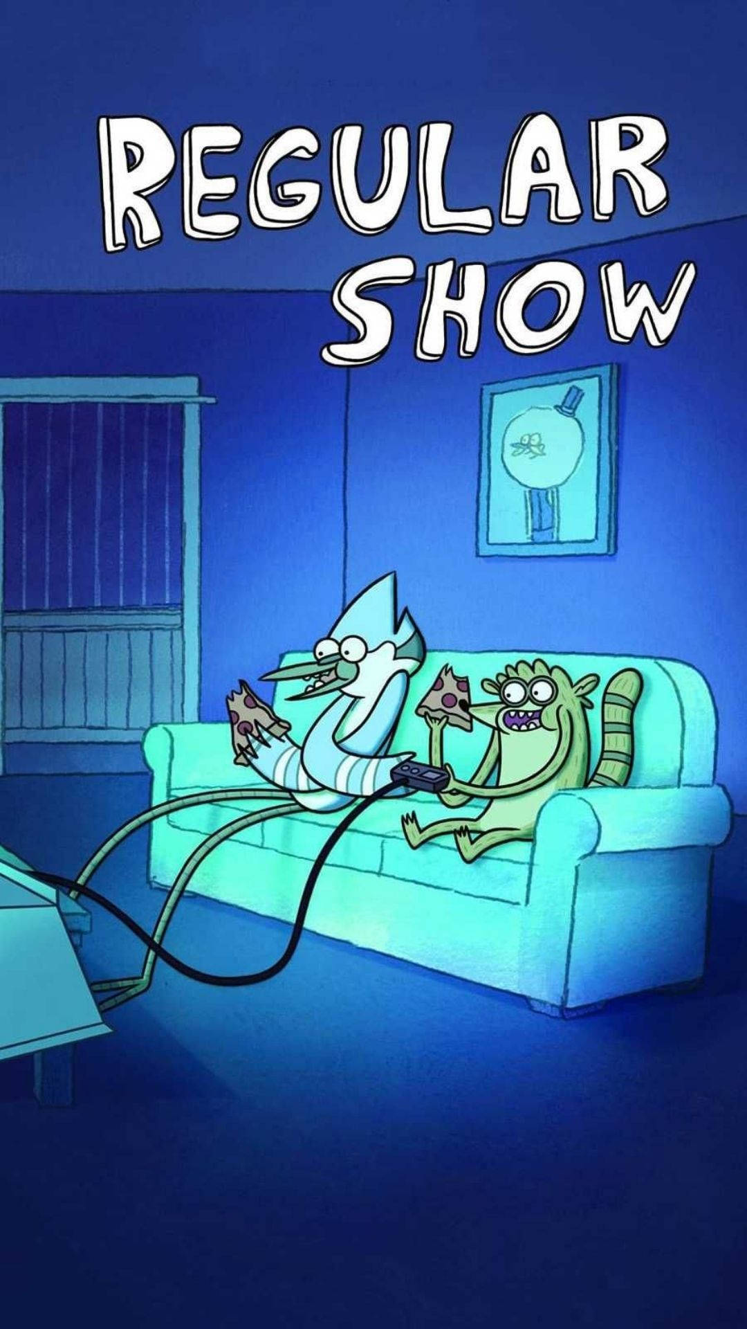Regular Show 夜間歡樂時光 壁紙 — 兩個卡通人物坐在昏暗藍色燈光的房間裡的沙發上，吃著薄餅並玩電子遊戲。