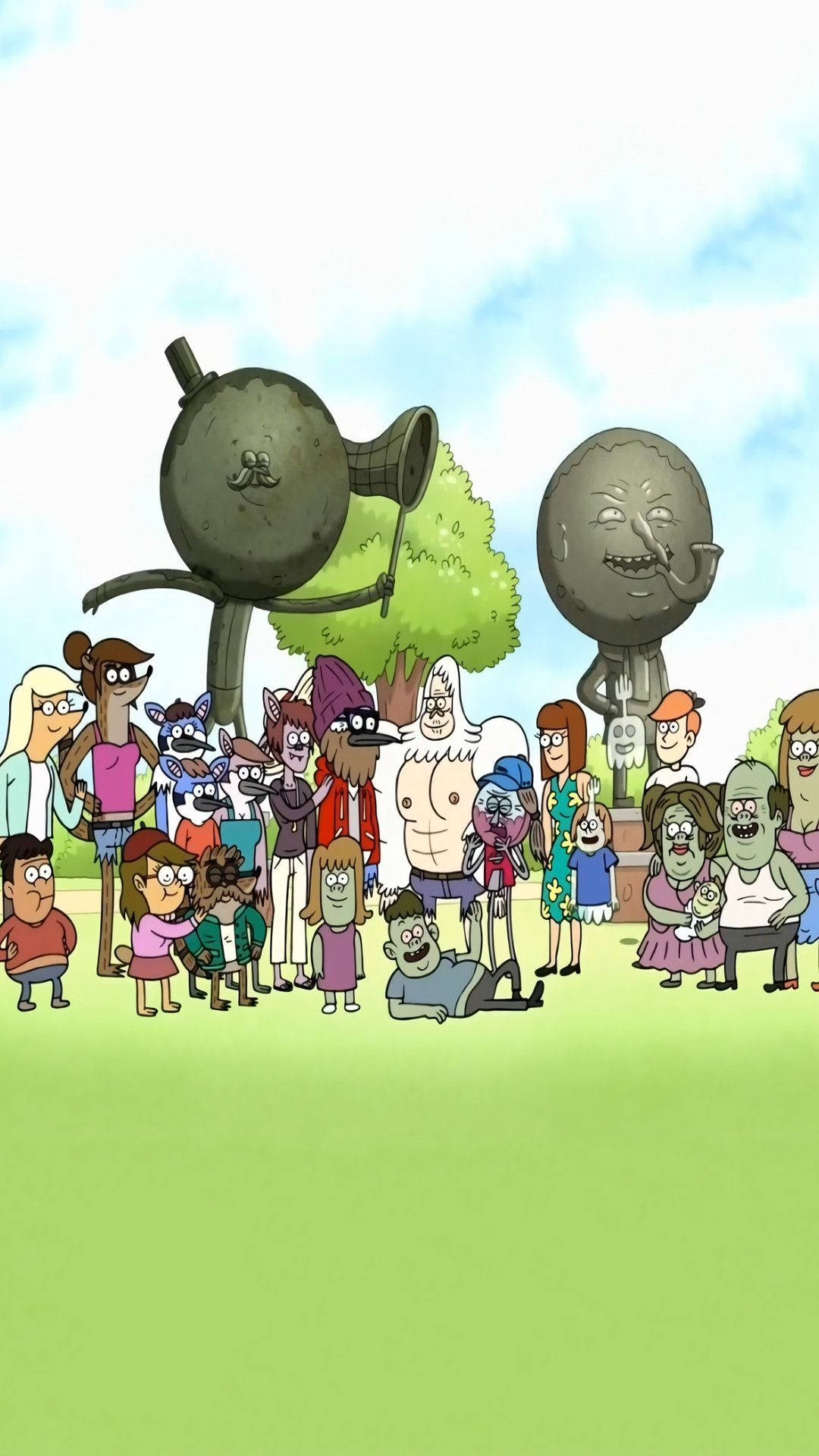 Regular Show 快樂臉龐 壁紙 — 一群色彩繽紛的卡通人物在晴朗藍天下，於一個有巨大奇特雕像的公園裡愉快地擺姿勢。
