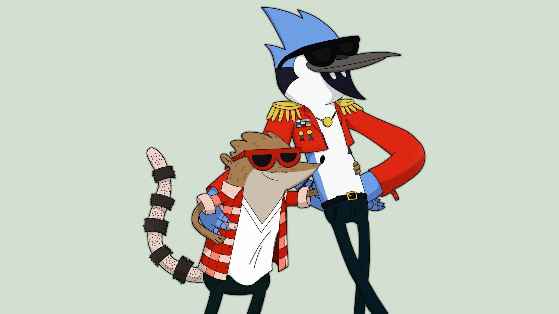 《Regular Show》搖滾明星造型 壁紙 — 兩隻戴著太陽眼鏡和穿著閃亮服裝的卡通動物，在純淺綠色背景前自信地擺姿勢。