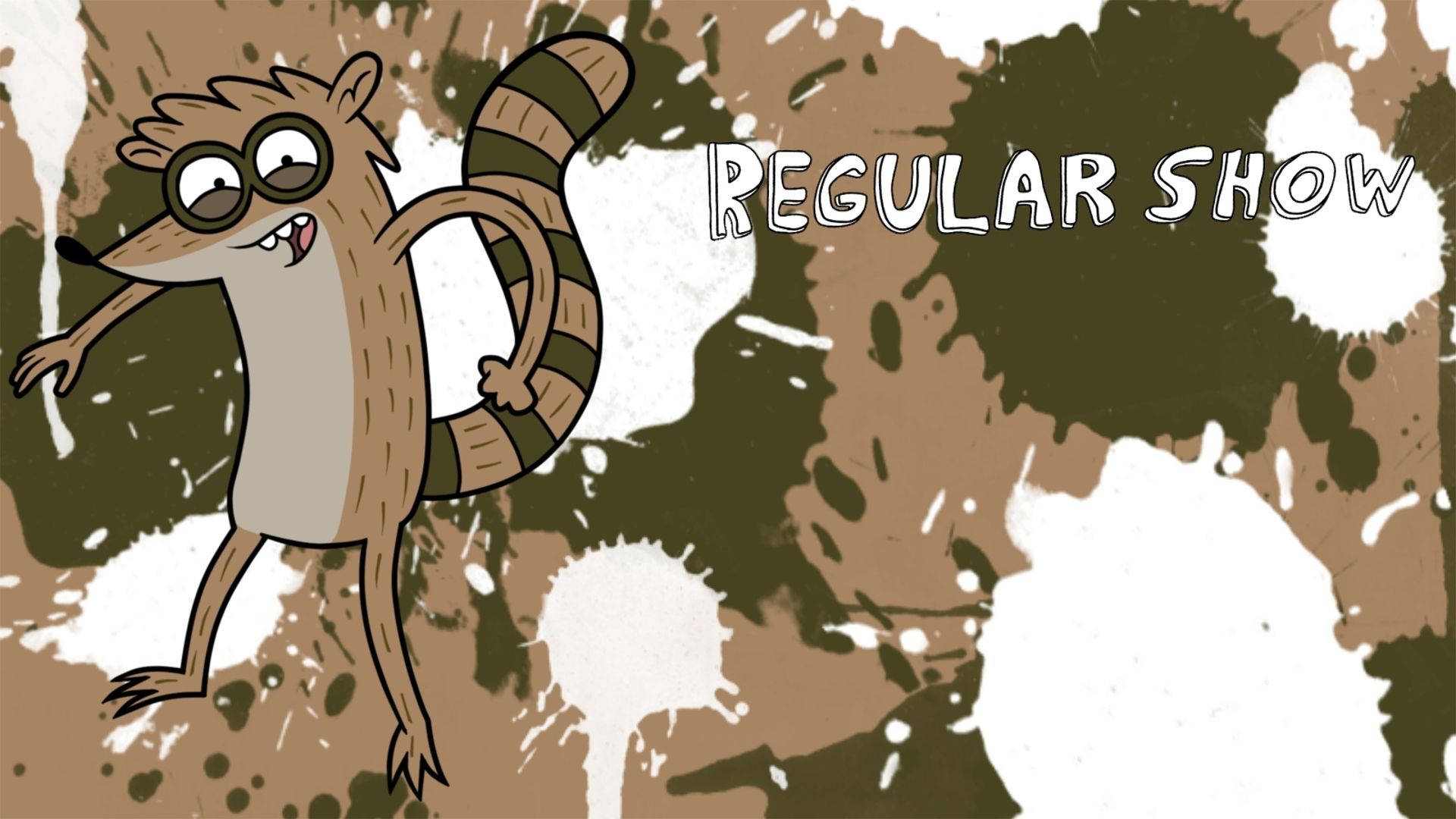 Regular Show 搞笑Rigby 壁紙 — 一隻戴眼鏡、有條紋尾巴的卡通浣熊在濺有棕色和白色的背景上跳舞，並帶有「Regular Show」文字。