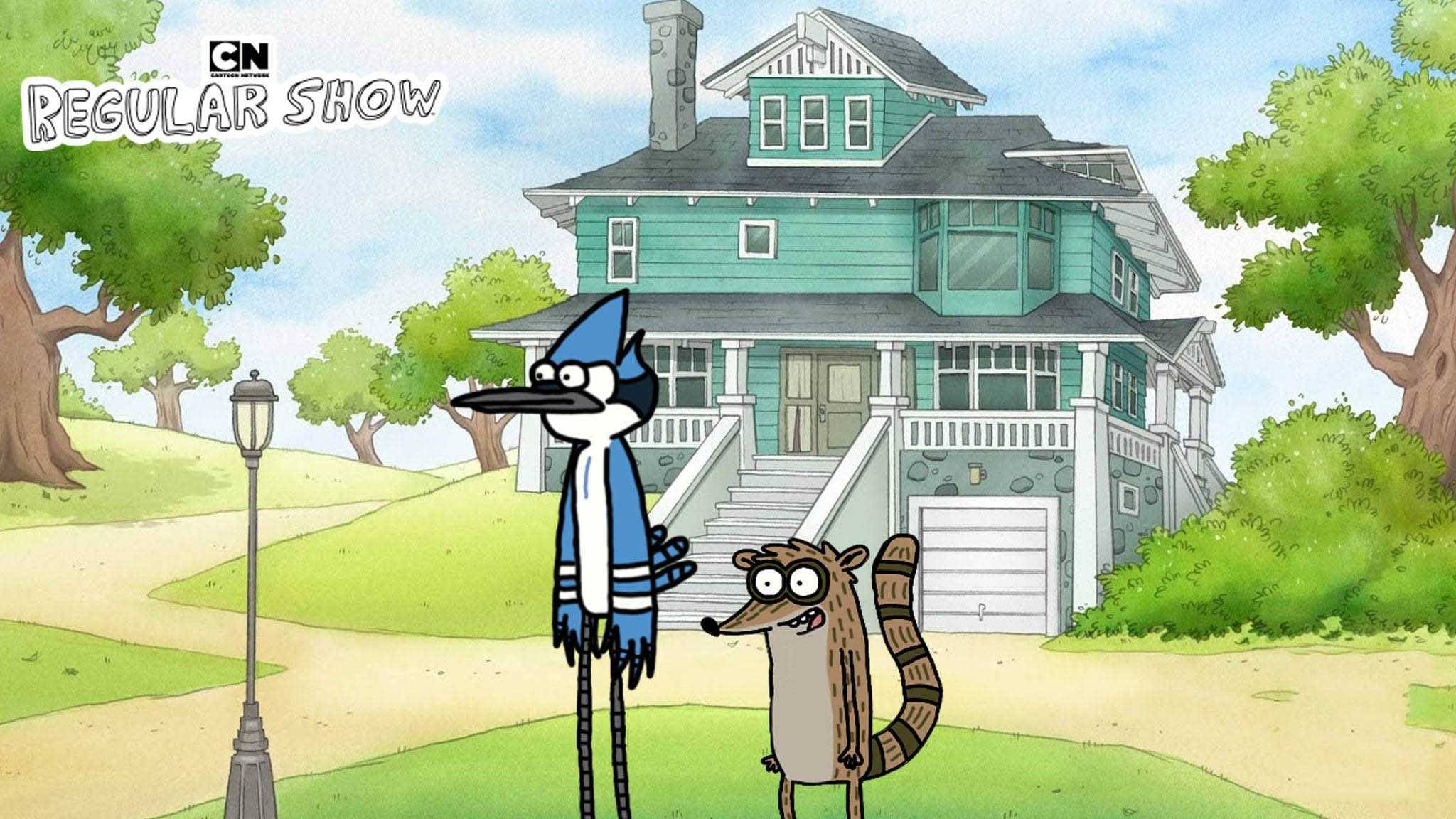 Regular Show 摩德凱與里吉比 壁紙 — 兩個卡通角色站在一間青綠色房子前，周圍有綠樹，天空湛藍明亮。