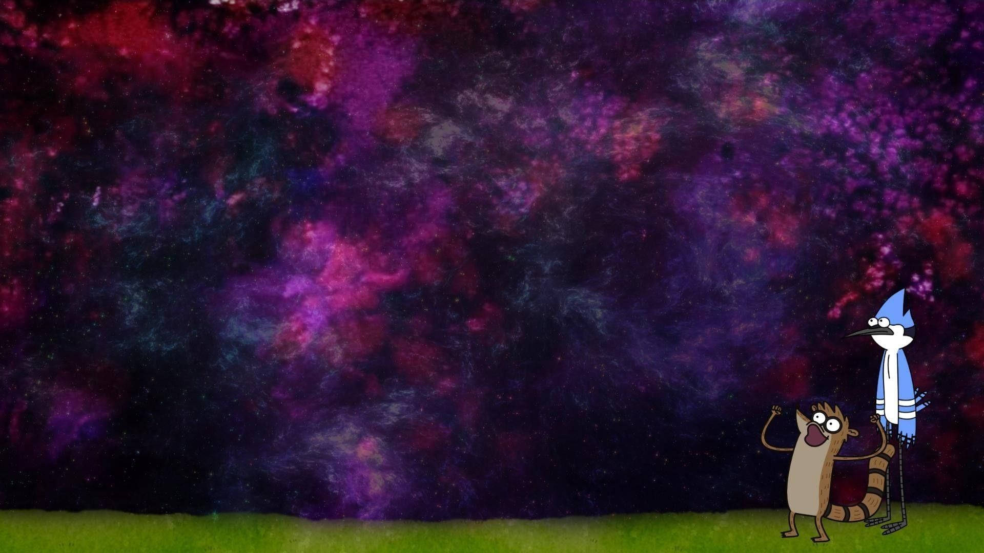 Regular Show 星空夜景 壁紙 — 兩個卡通人物站在草地上，凝視著夜空中充滿活力的紫色和紅色宇宙星雲。