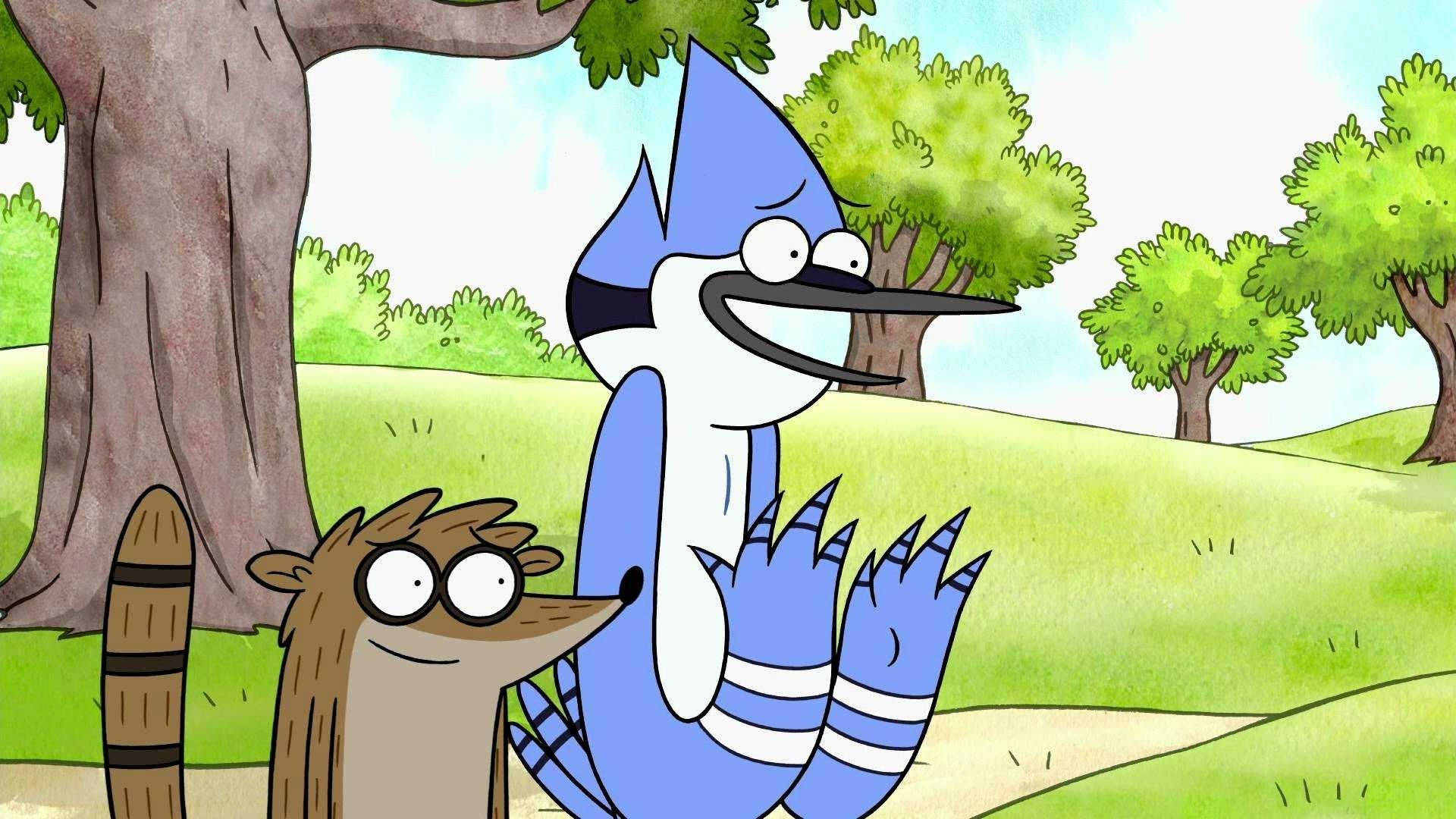 Regular Show 焦慮的 Rigby 與 Mordecai 壁紙 — 一隻藍松鴉和一隻浣熊一起站在陽光普照的草地上，周圍有綠樹。