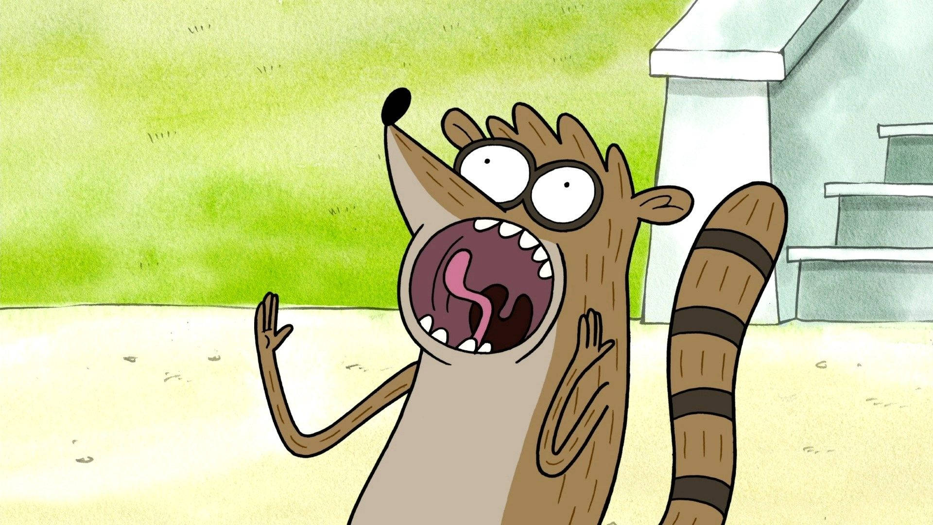 Regular Show 瘋狂的 Rigby 壁紙 — 一隻卡通浣熊睜大眼睛、張開嘴巴，在綠草和米色地面的房子前尖叫。