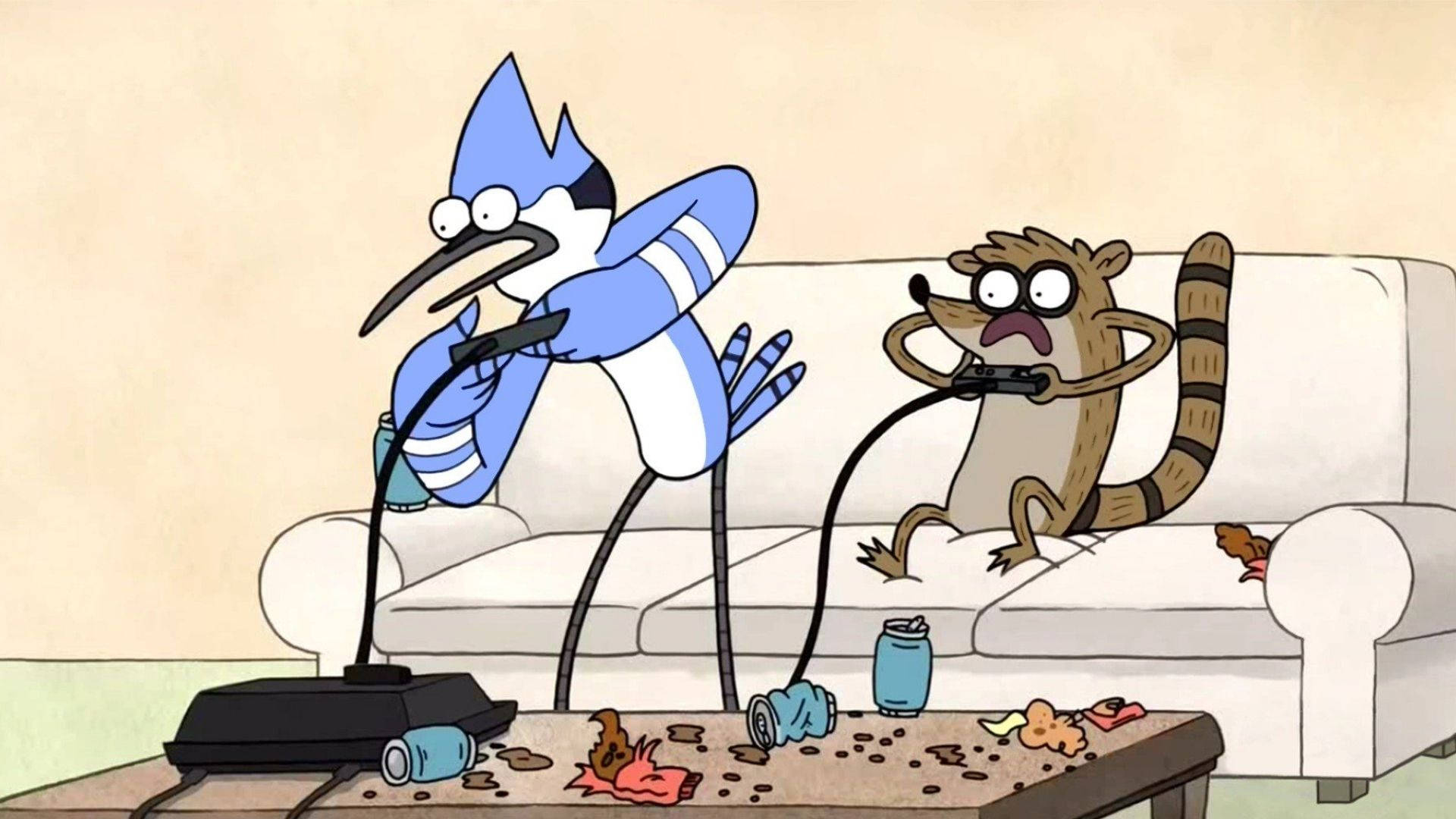 Regular Show 遊戲時光 壁紙 — 兩隻卡通動物在雜亂的沙發上激烈地玩電子遊戲，沙發上有灑出的飲料和零食。