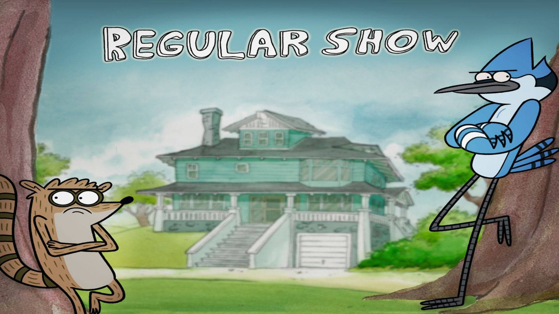 Regular Show 雙人組 壁紙 — 兩隻卡通動物站在樹旁，前面是一間大藍綠色房子，天空多雲。