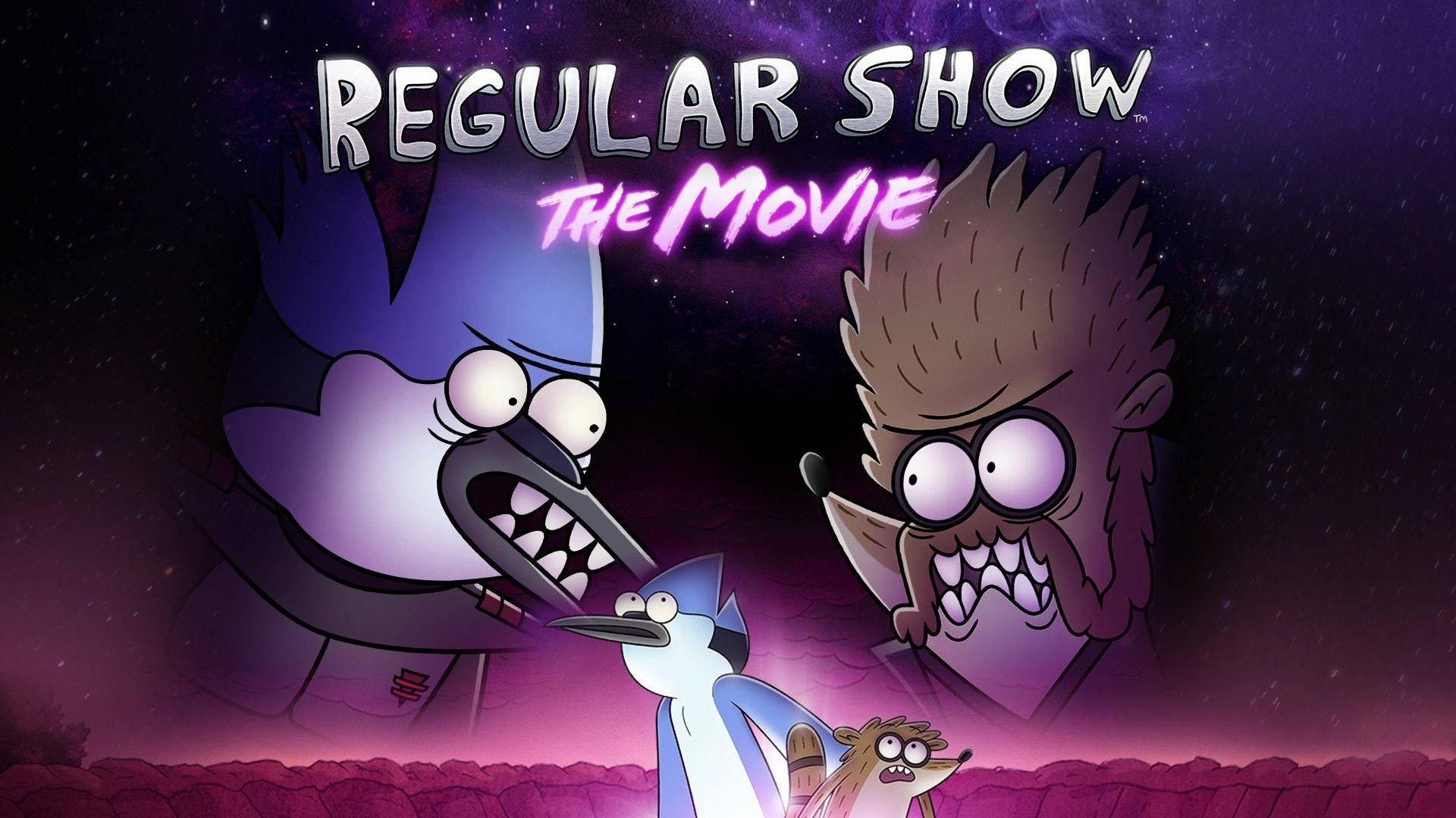 《Regular Show》電影版 壁紙 — 兩個巨大的卡通角色聳立在一隻小藍鳥和一隻狗之上，背景是繁星點點的紫色夜空。