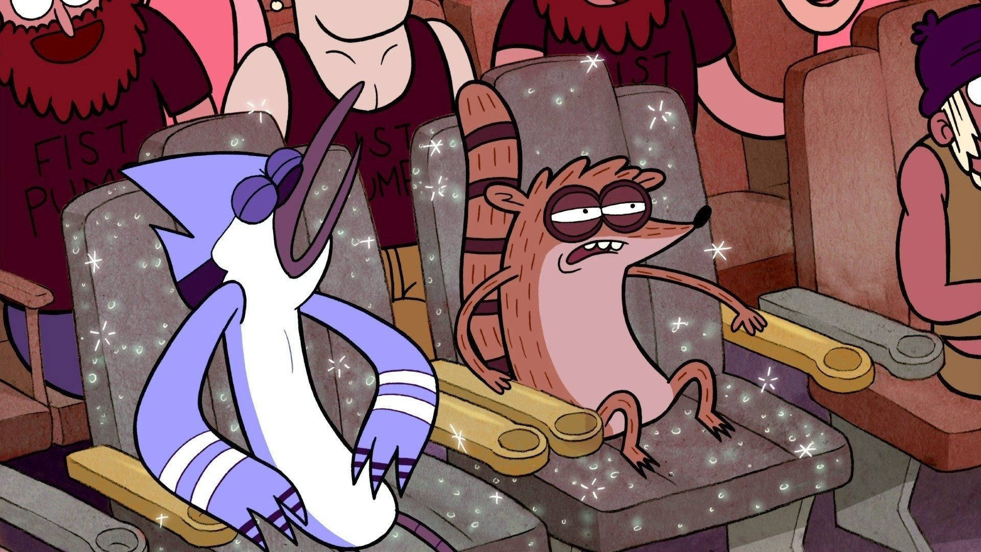 《Regular Show》電影院中的無聊時刻 壁紙 — 一隻卡通狐狸和浣熊無聊地坐在劇院裡，周圍有閃光，其他角色在後面觀看。