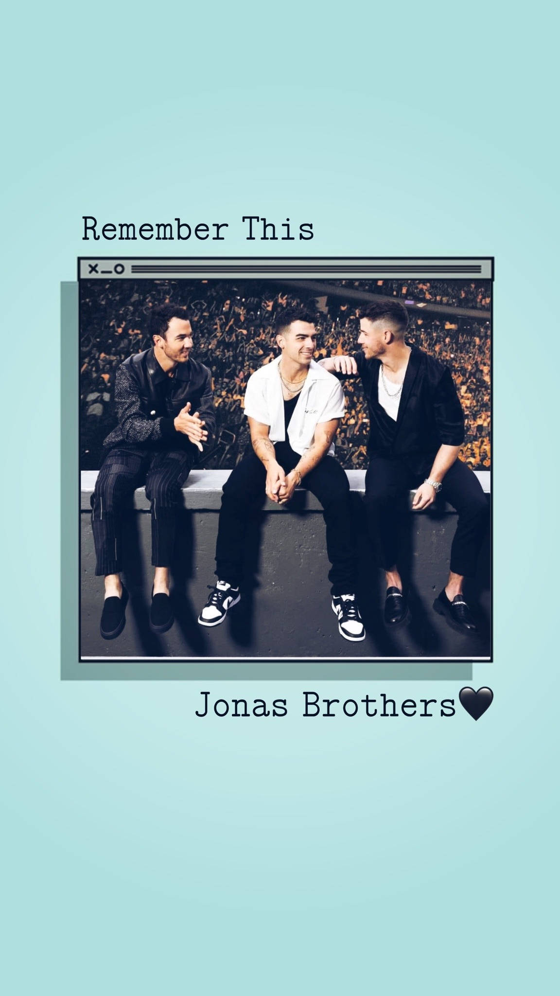 約翰兄弟「Remember This」巡迴海報 壁紙 — 三個穿著休閒服的男人一起坐在窗台上，對著彼此微笑，背景是人群，並由窗框般的邊框框住。